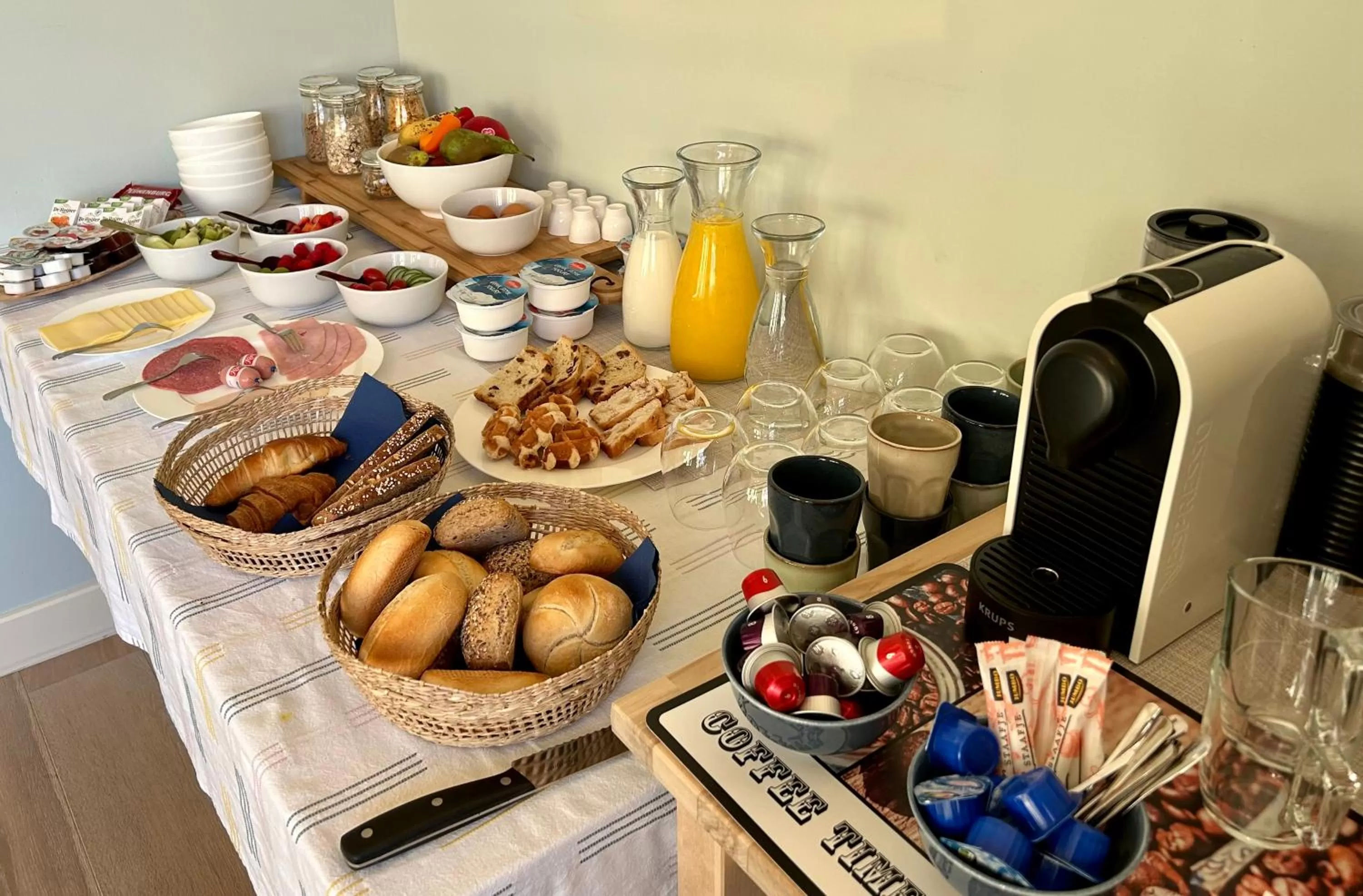 Coffee/tea facilities, Breakfast in B&B Villa Nieuwland