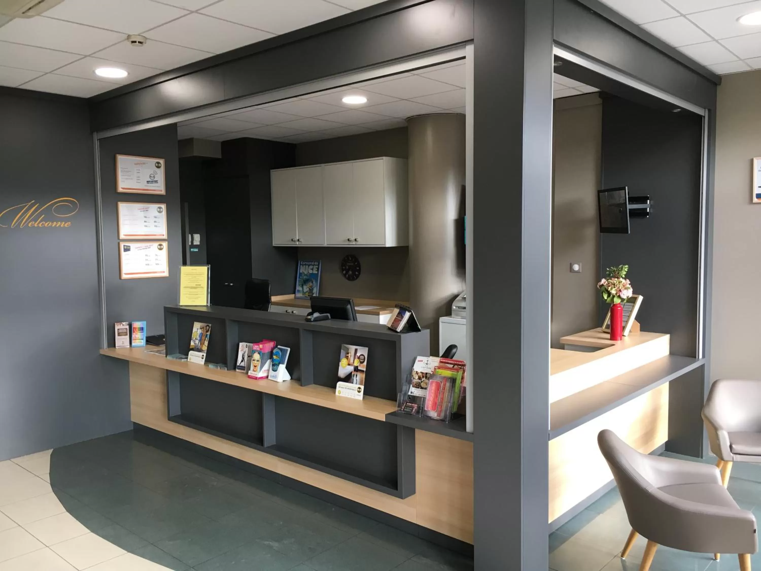 Lobby or reception in B&B HOTEL Villeneuve Loubet Village