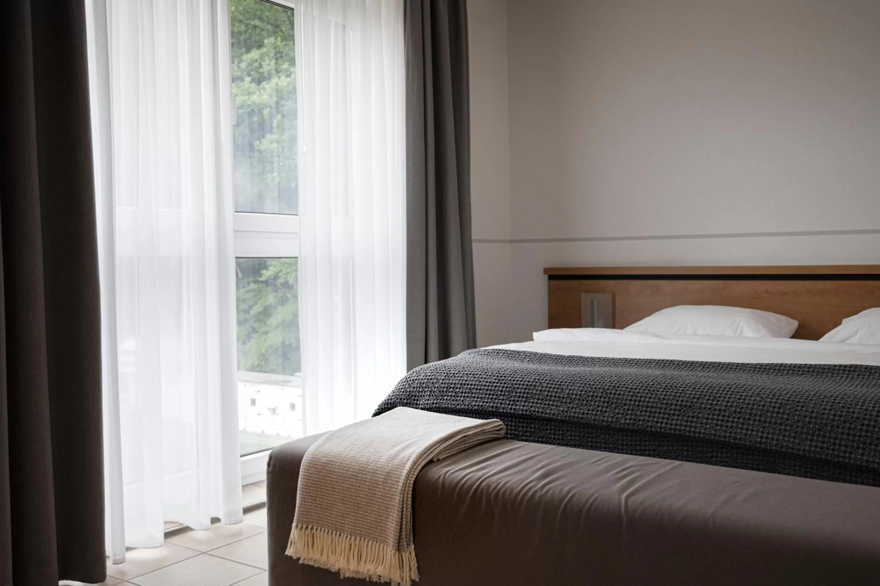 Bedroom, Bed in Hotel VierJahreszeiten am Seilersee