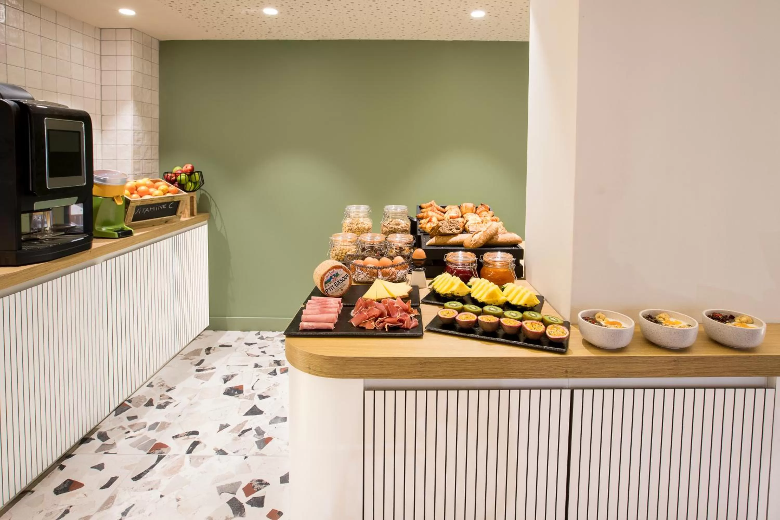 Breakfast in Hôtel Life Bordeaux Gare - BG