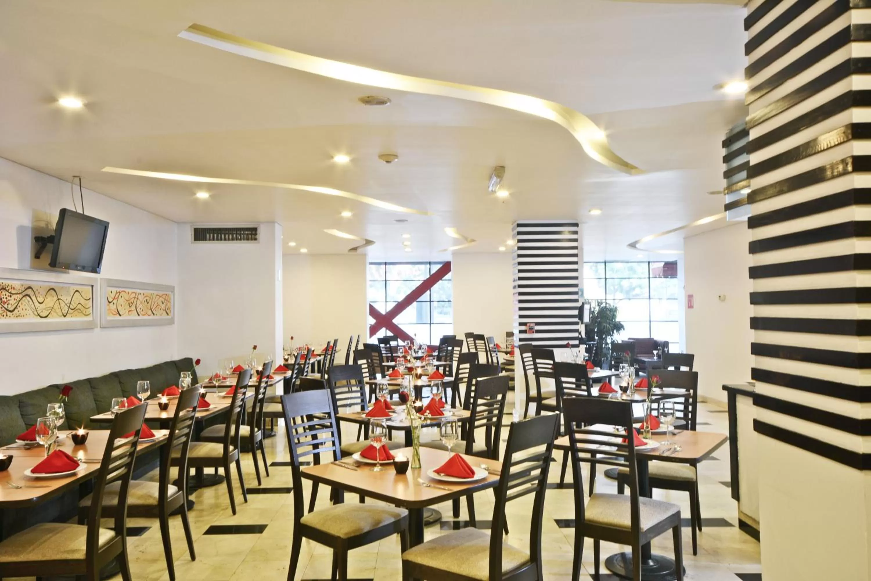 Restaurant/places to eat in Hotel & Suites PF