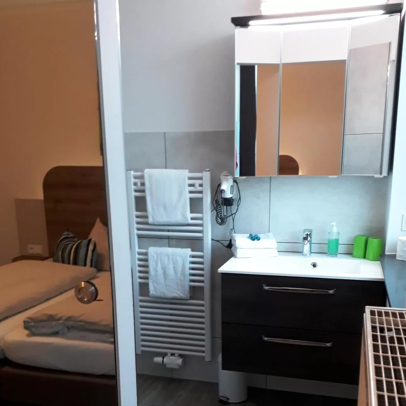 Other, Bed in Hotel M24 - Alle Zimmer mit Küchenzeile