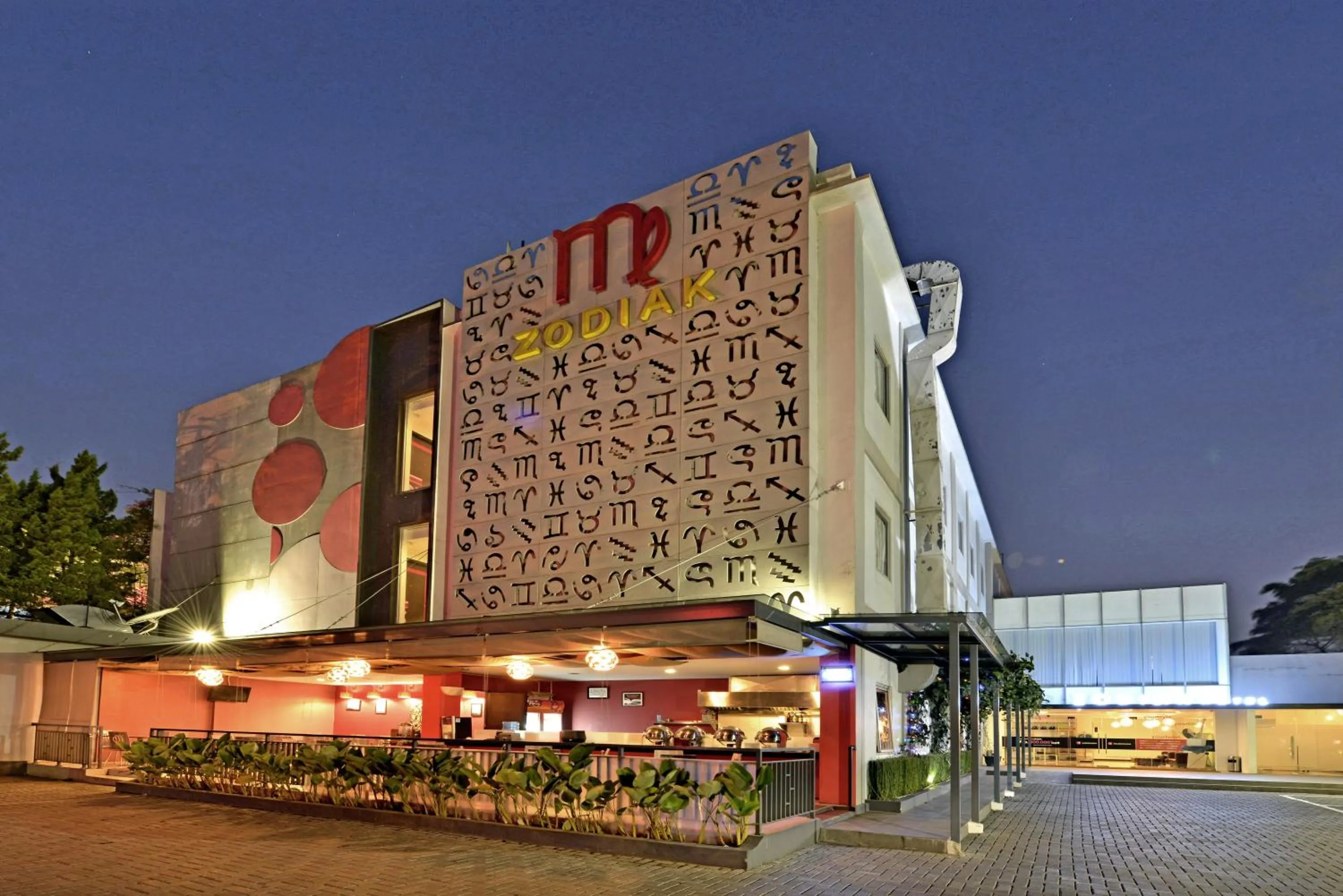 Facade/entrance in Zodiak Sutami by KAGUM Hotels