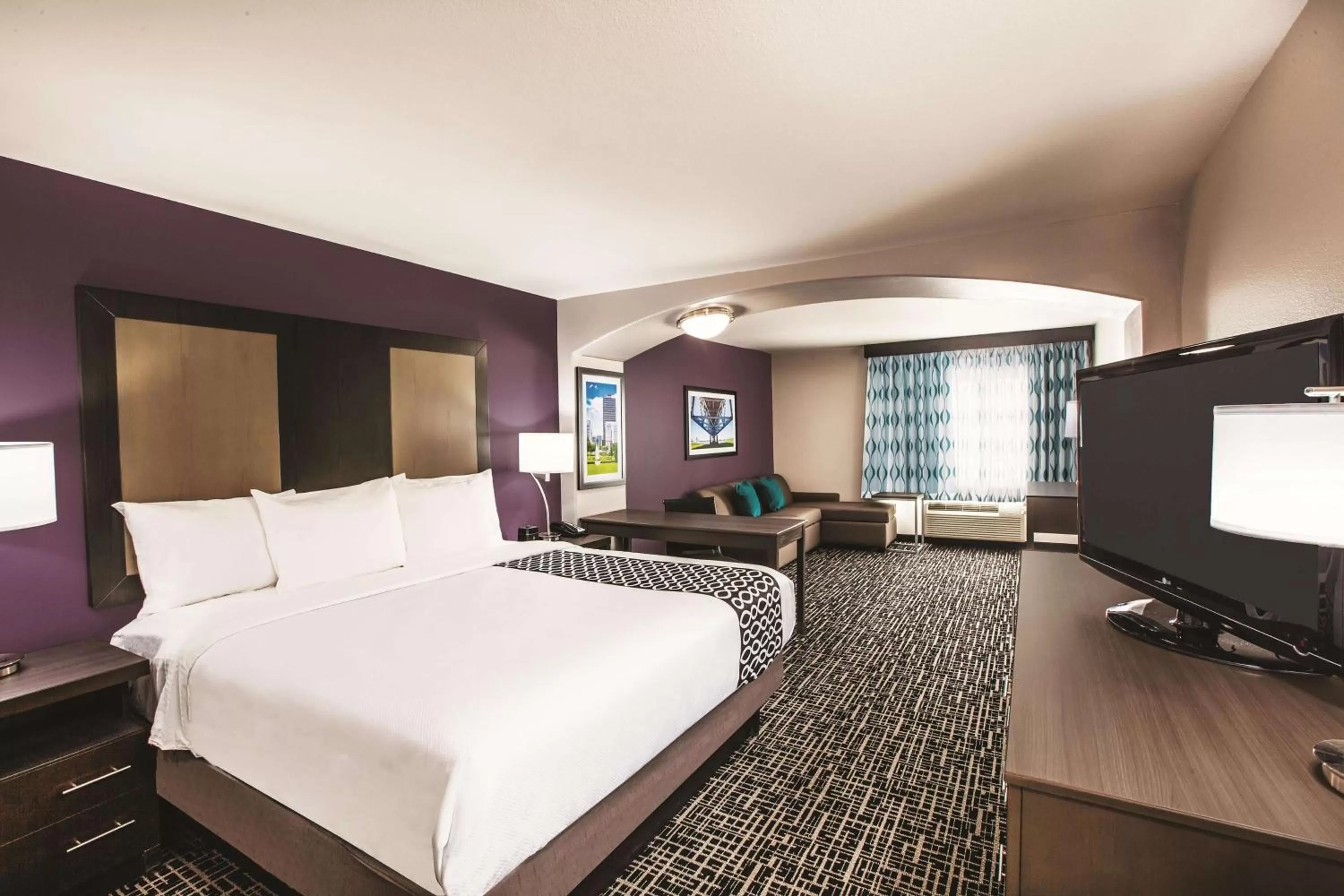 Photo of the whole room, Bed in La Quinta by Wyndham Walker - Denham Springs