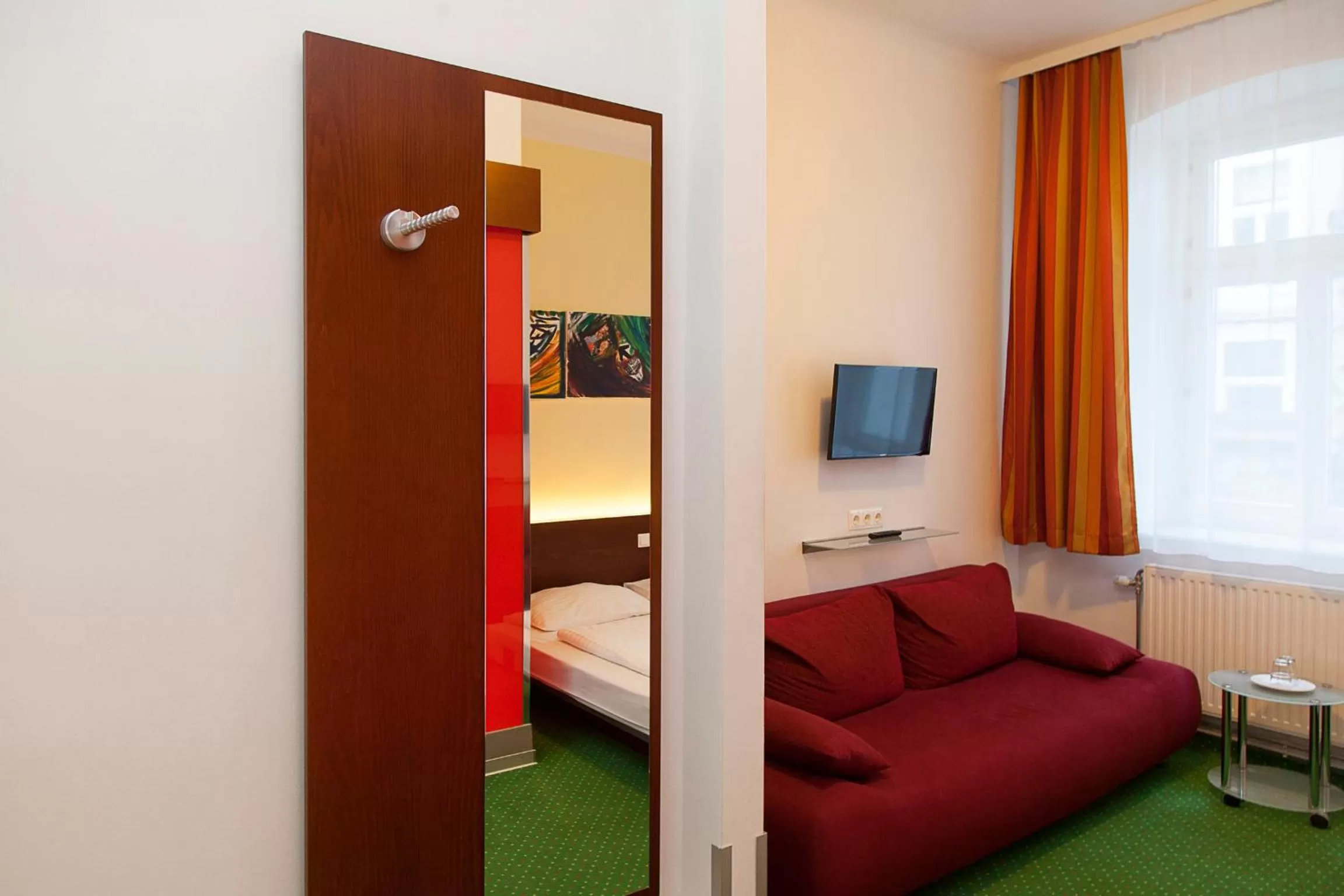 Seating area, Bed in Pension Stadthalle