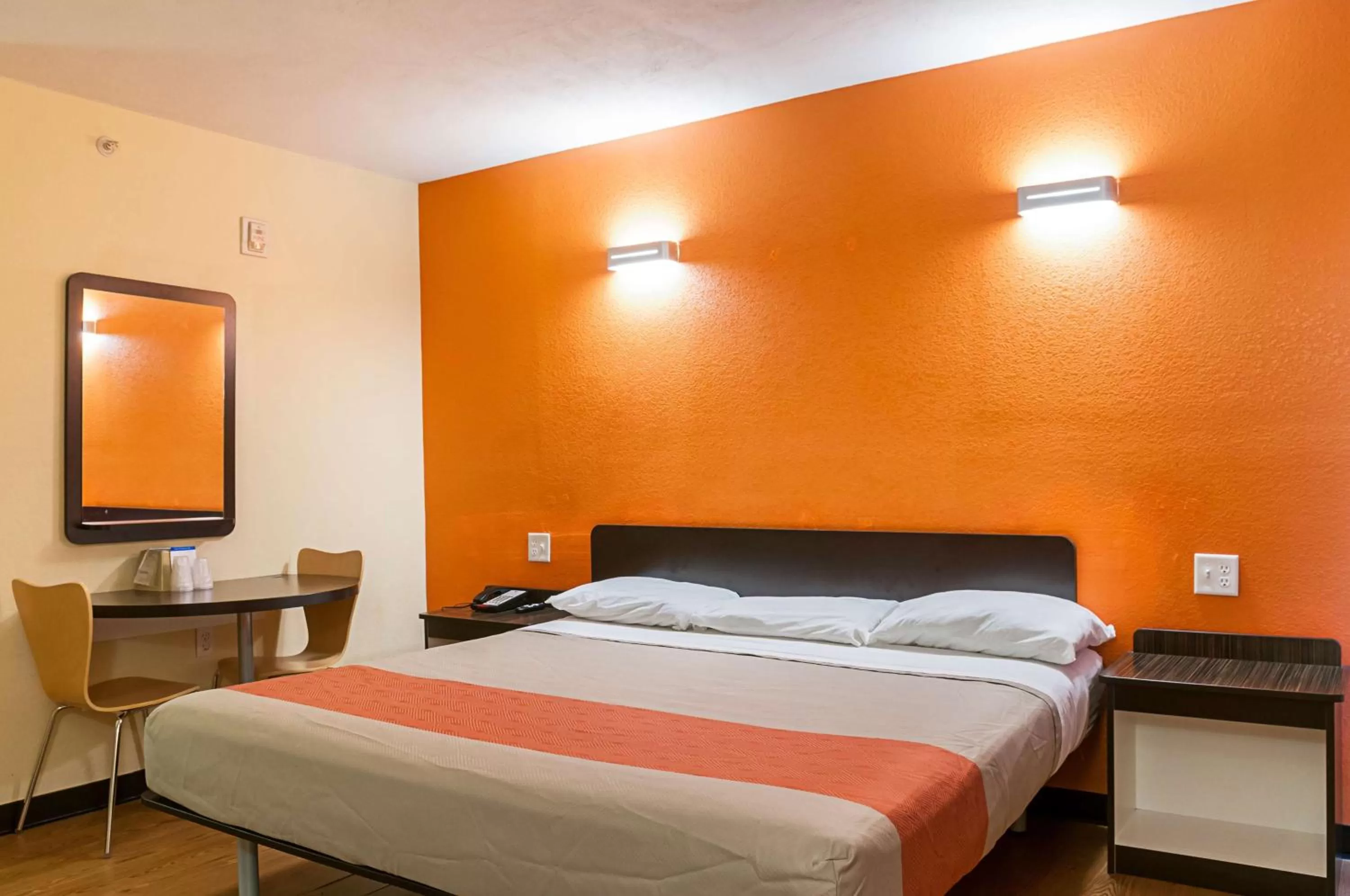 Seating area, Bed in Motel 6-New Orleans, LA - Near Downtown