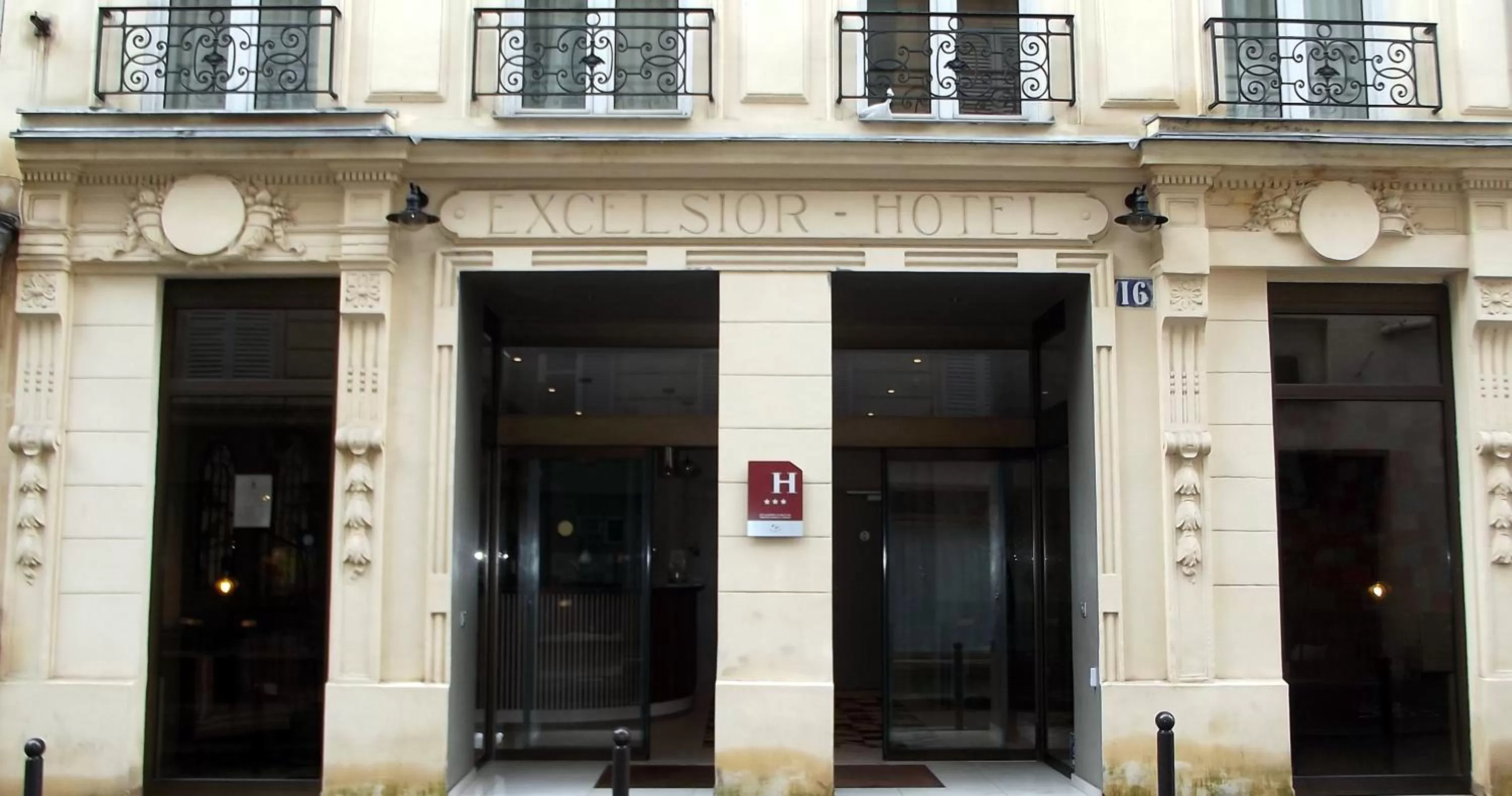 Facade/entrance in Excelsior Batignolles