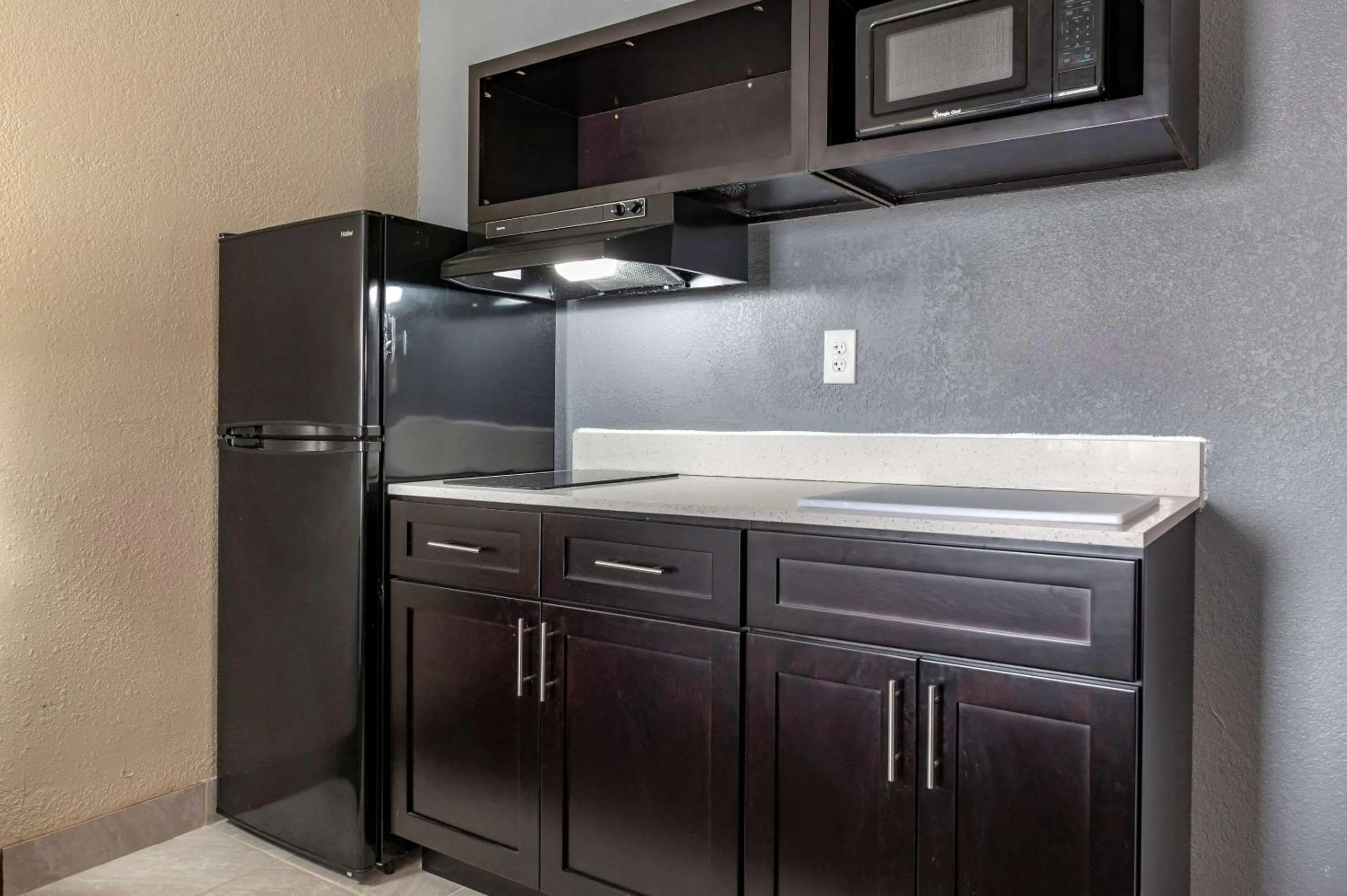 Bedroom in Suburban Studios Lafayette