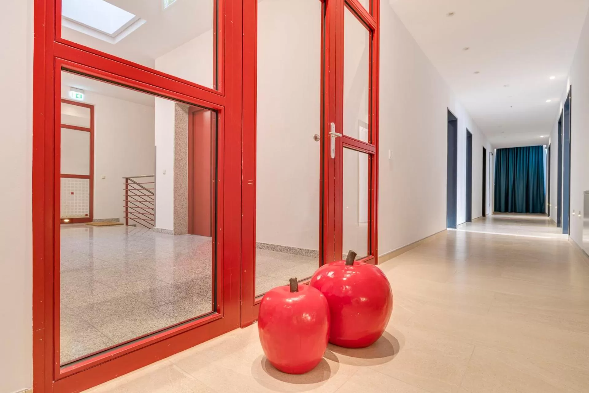 Facade/entrance in Hotel-Etage Apfelrot