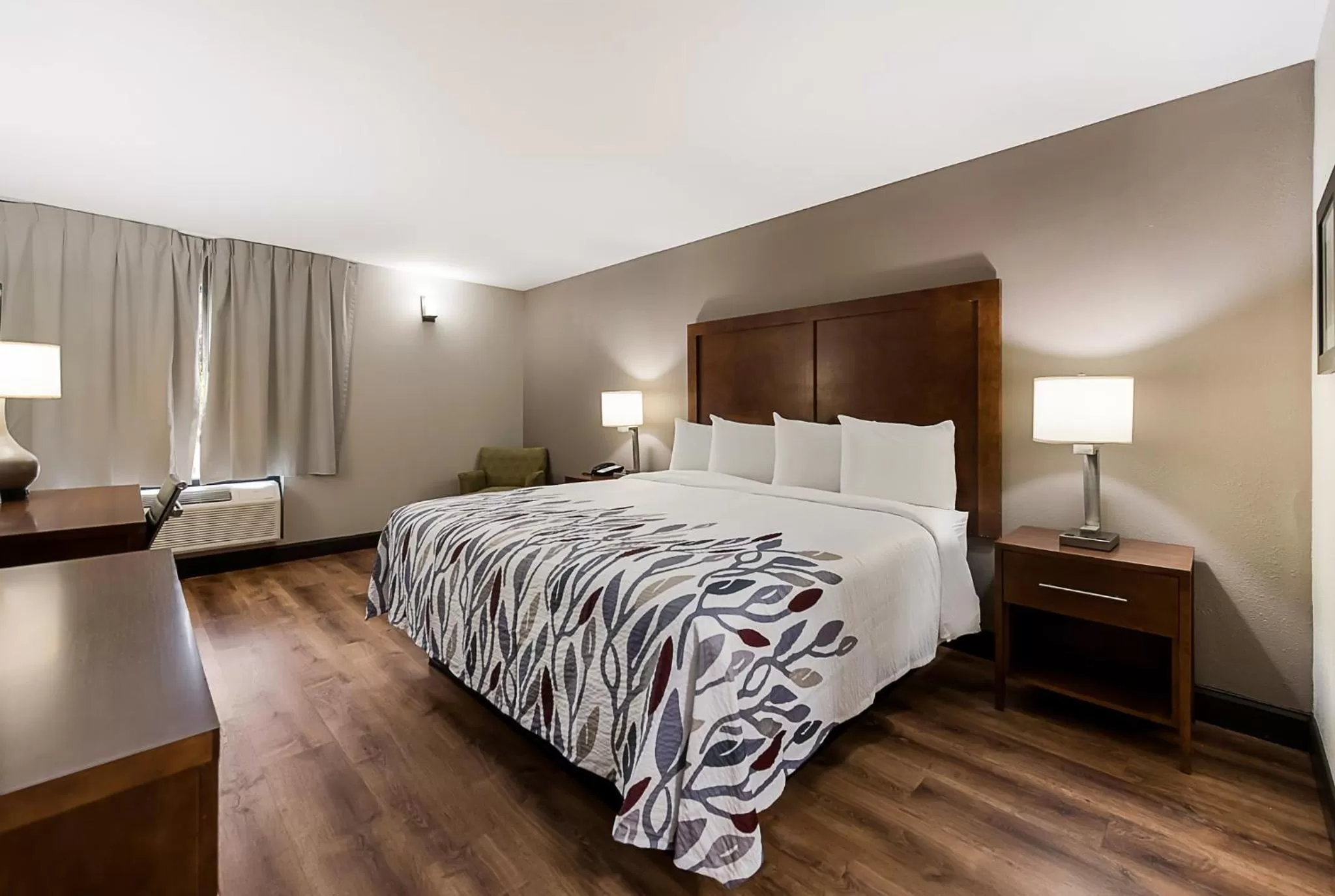 Photo of the whole room, Bed in Red Roof Inn Newport News - Yorktown