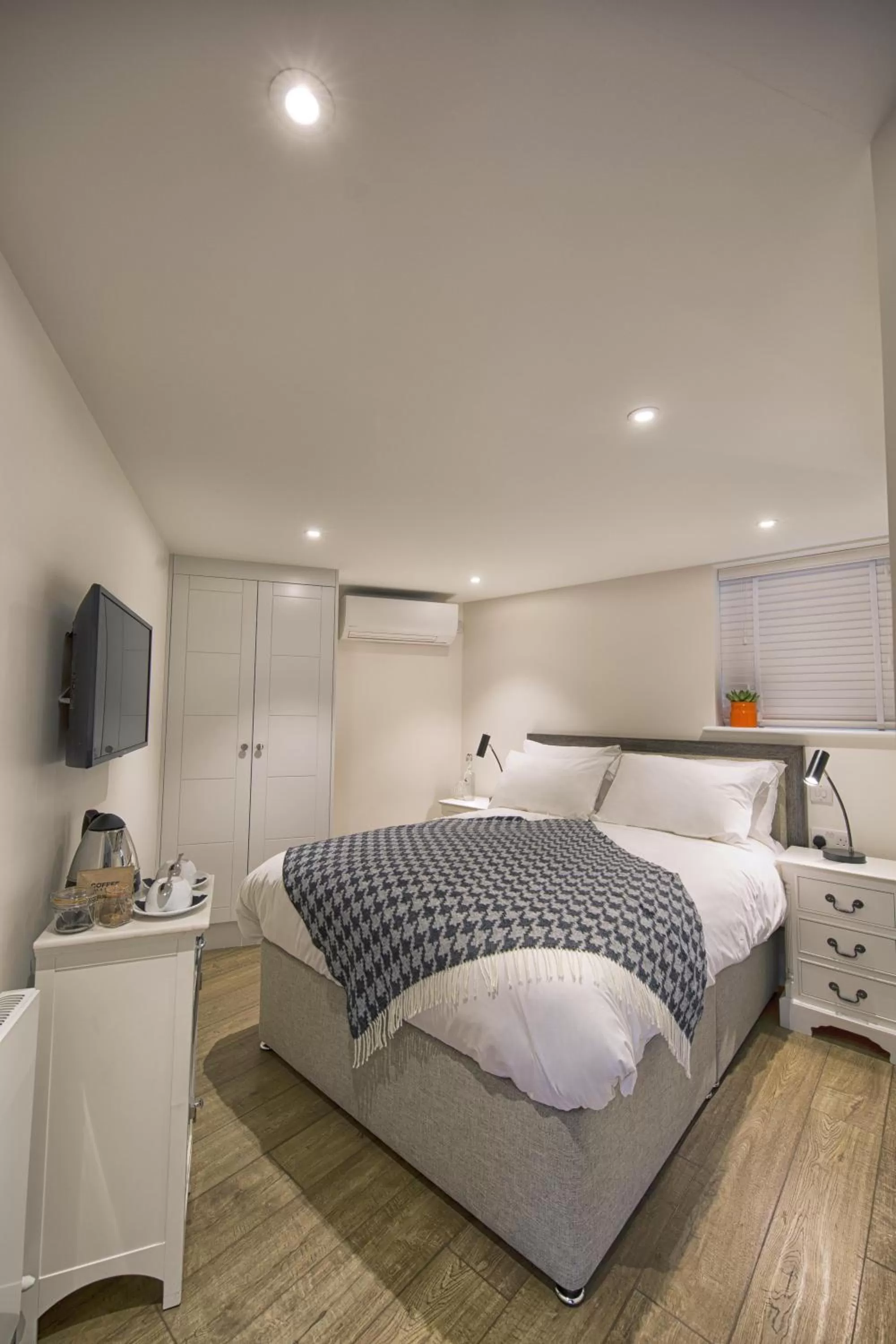 Bedroom, Bed in José Pizarro The Swan Inn