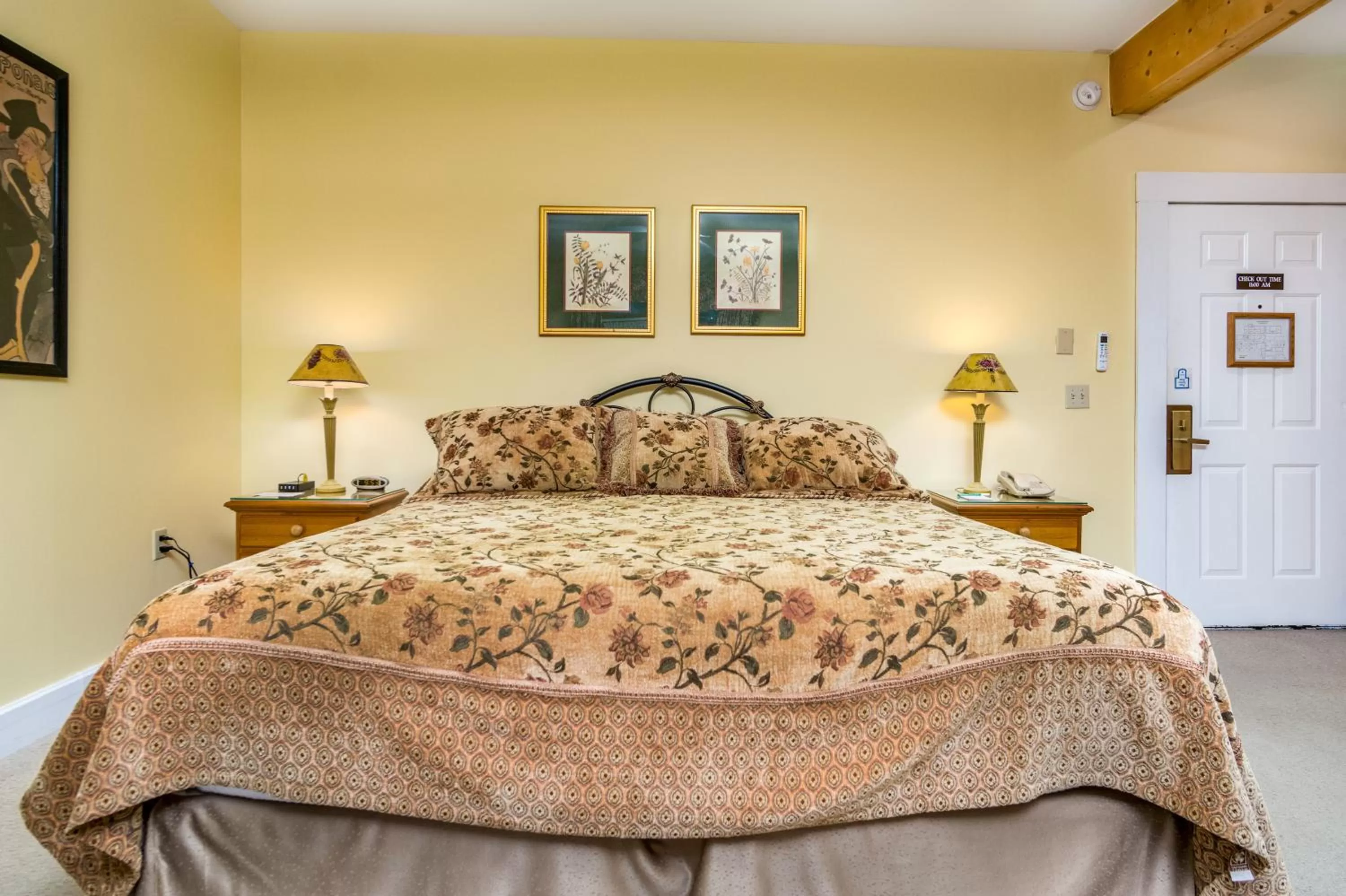 Bed in Highland Lake Inn & Resort - Flat Rock