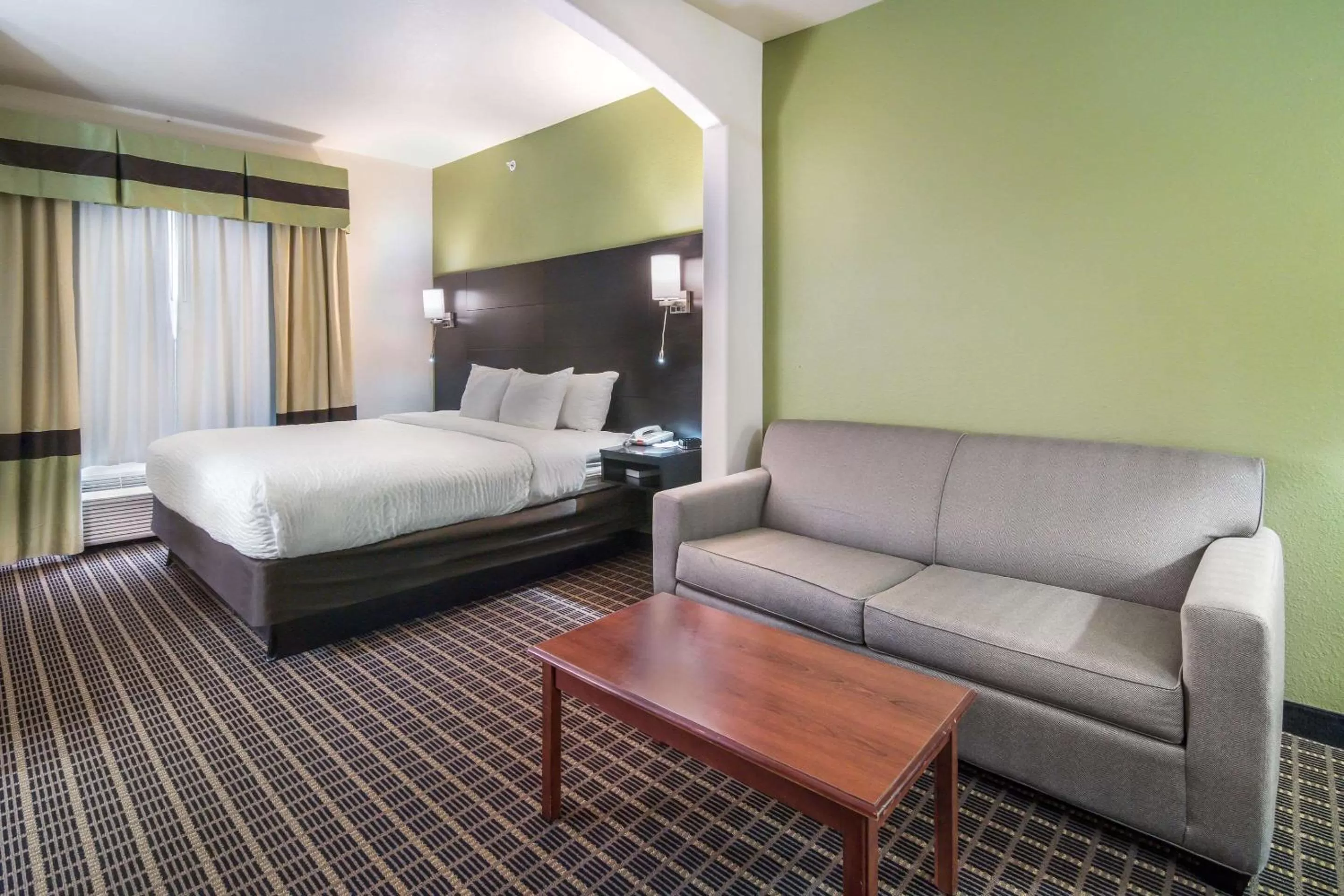 Photo of the whole room, Bed in Clarion Inn & Suites Weatherford South