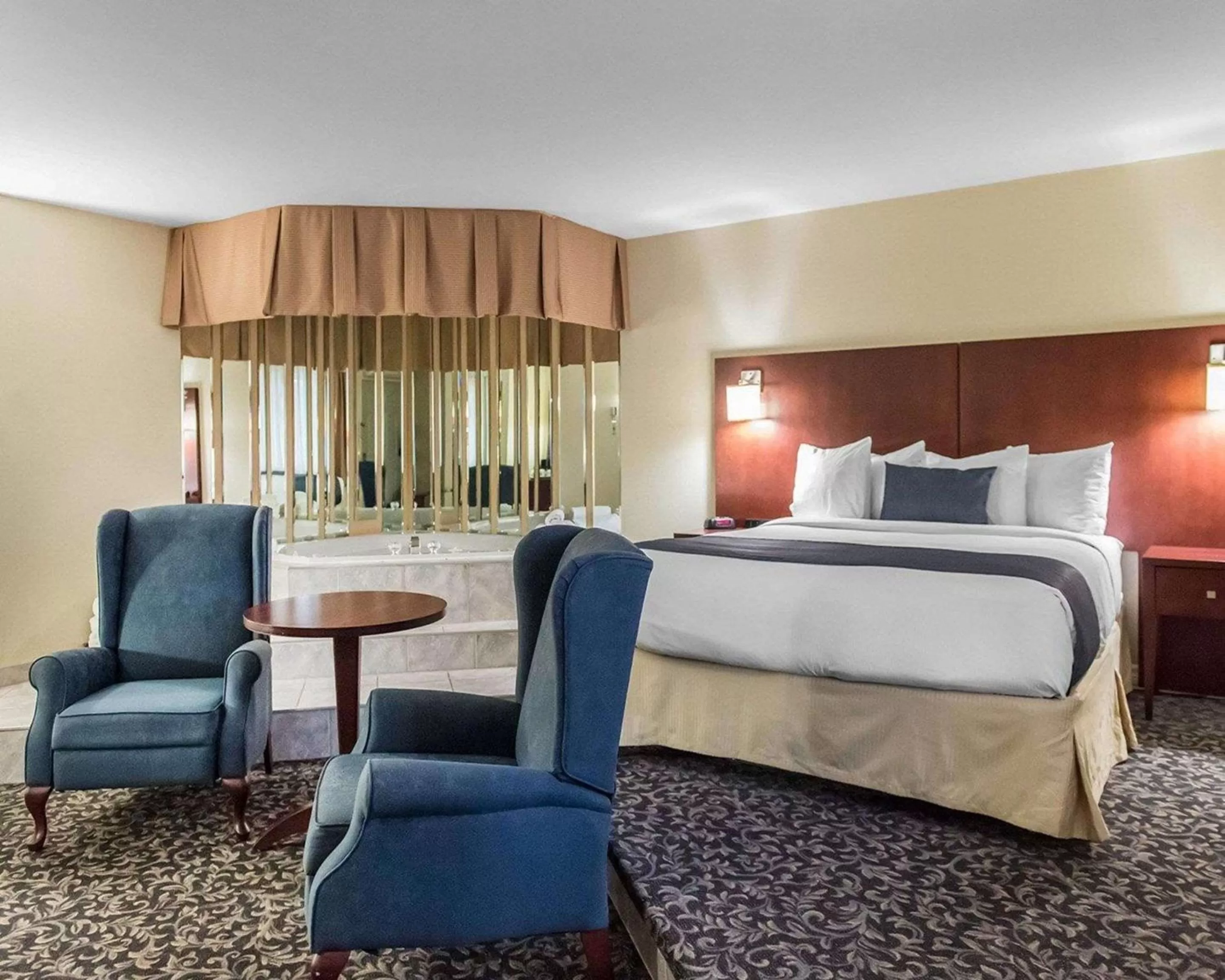 Photo of the whole room, Bed in Quality Inn Mont-Laurier