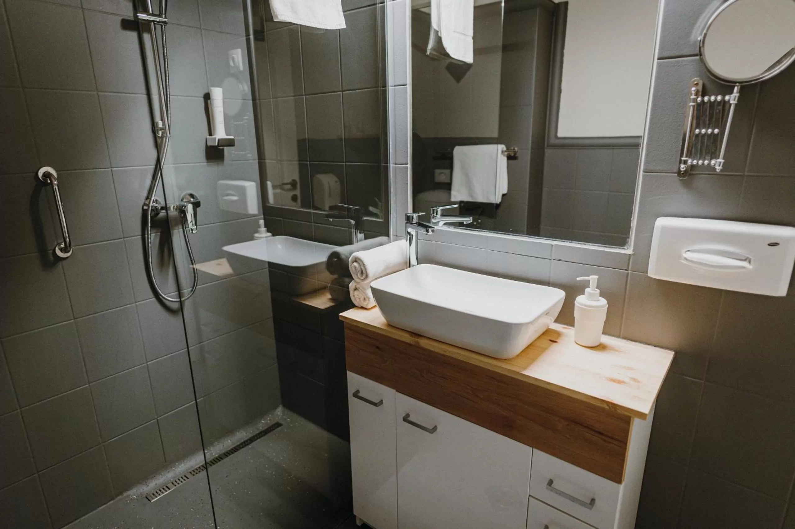 Shower in Hotel Piano