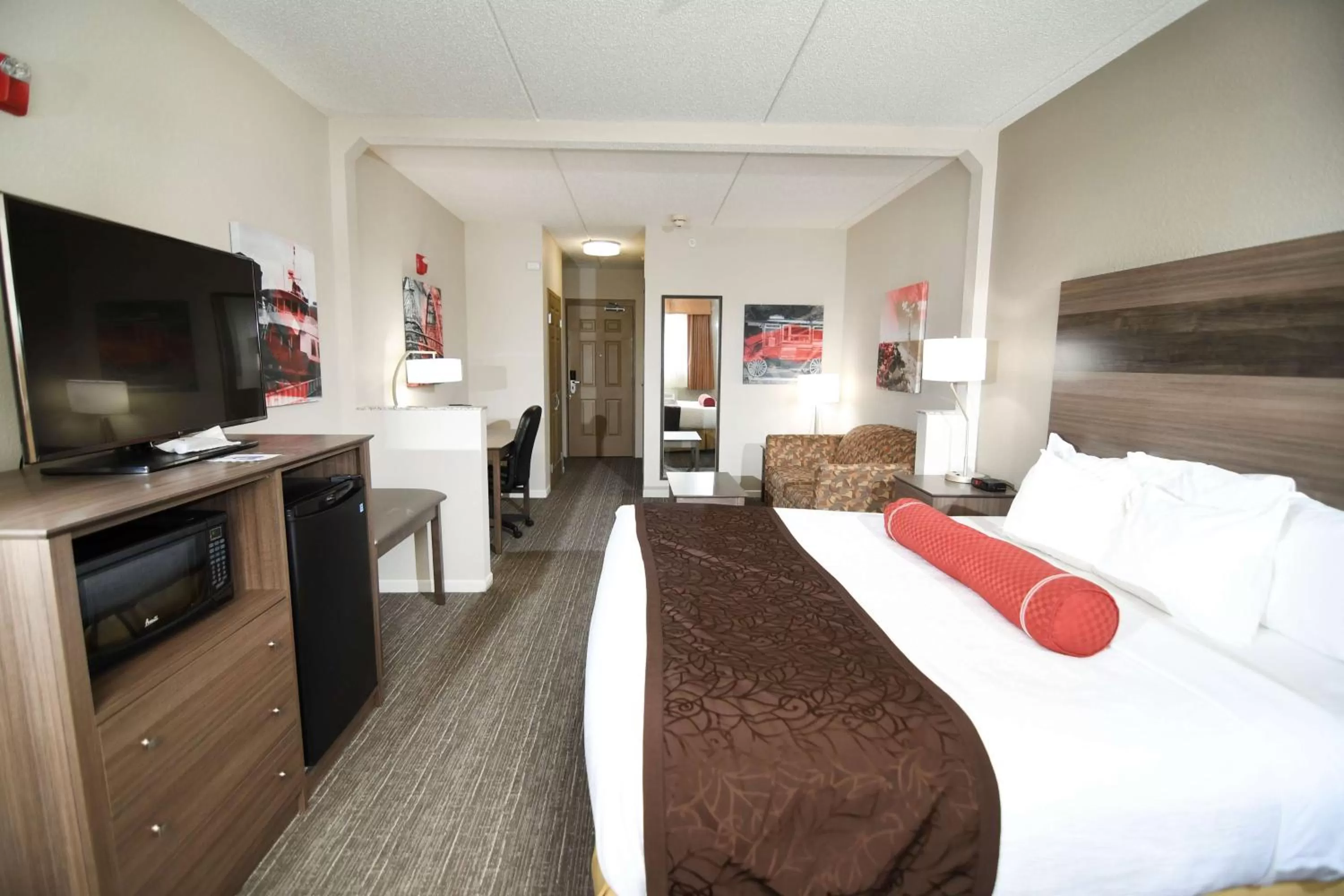 Photo of the whole room, Bed in Best Western Plus Sandusky Hotel & Suites