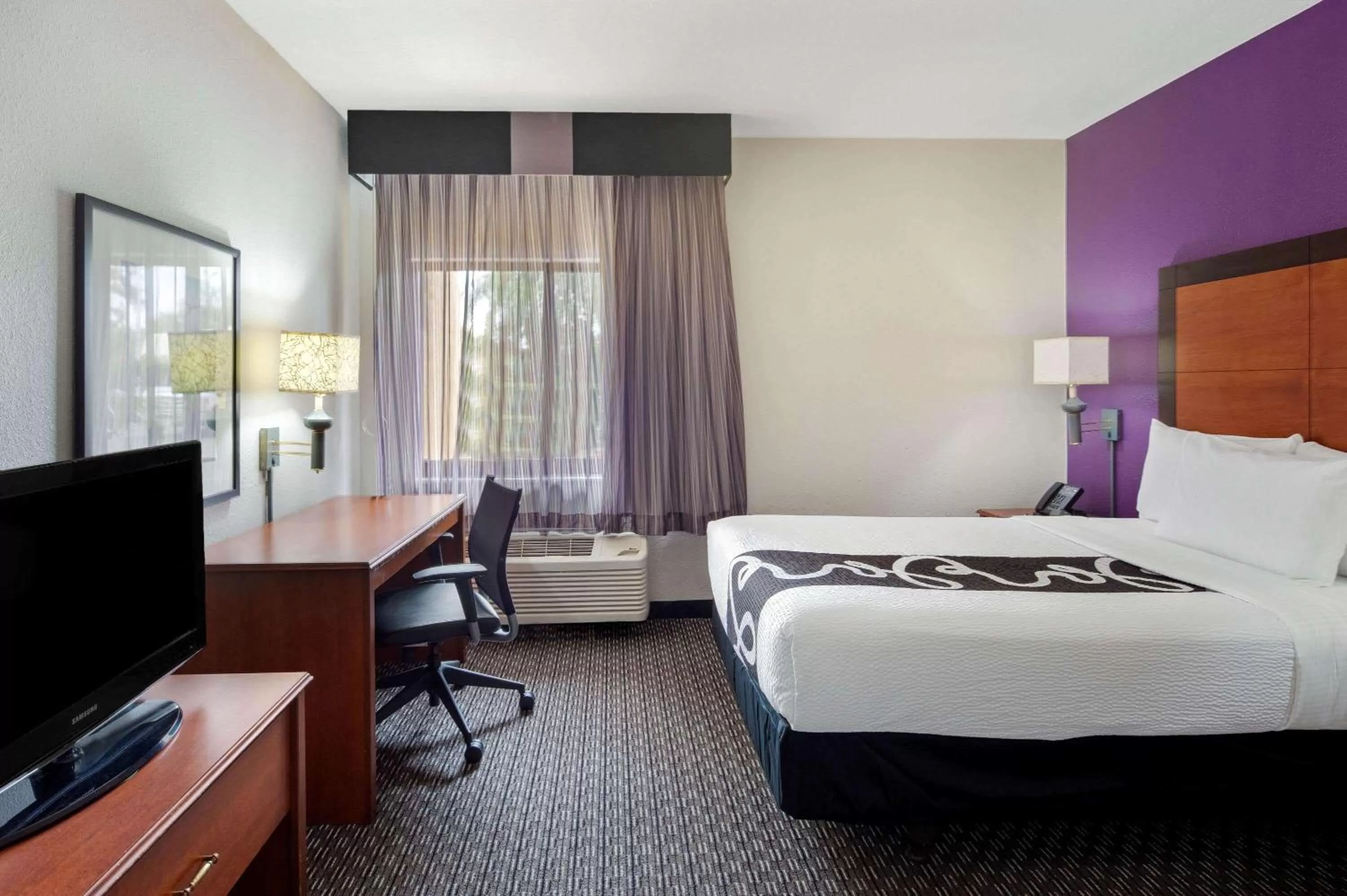 Photo of the whole room, Bed in La Quinta by Wyndham Miami Airport East