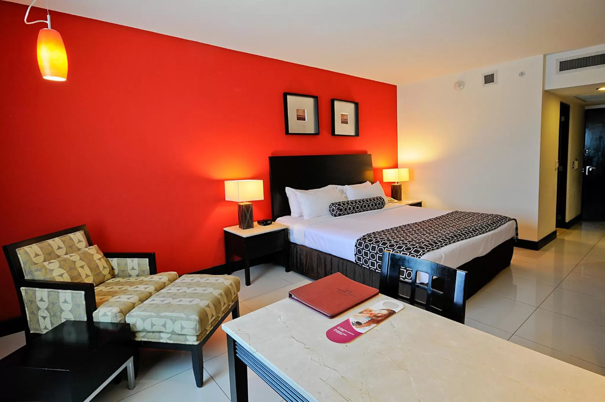 Photo of the whole room, Bed in Crowne Plaza Villahermosa by IHG