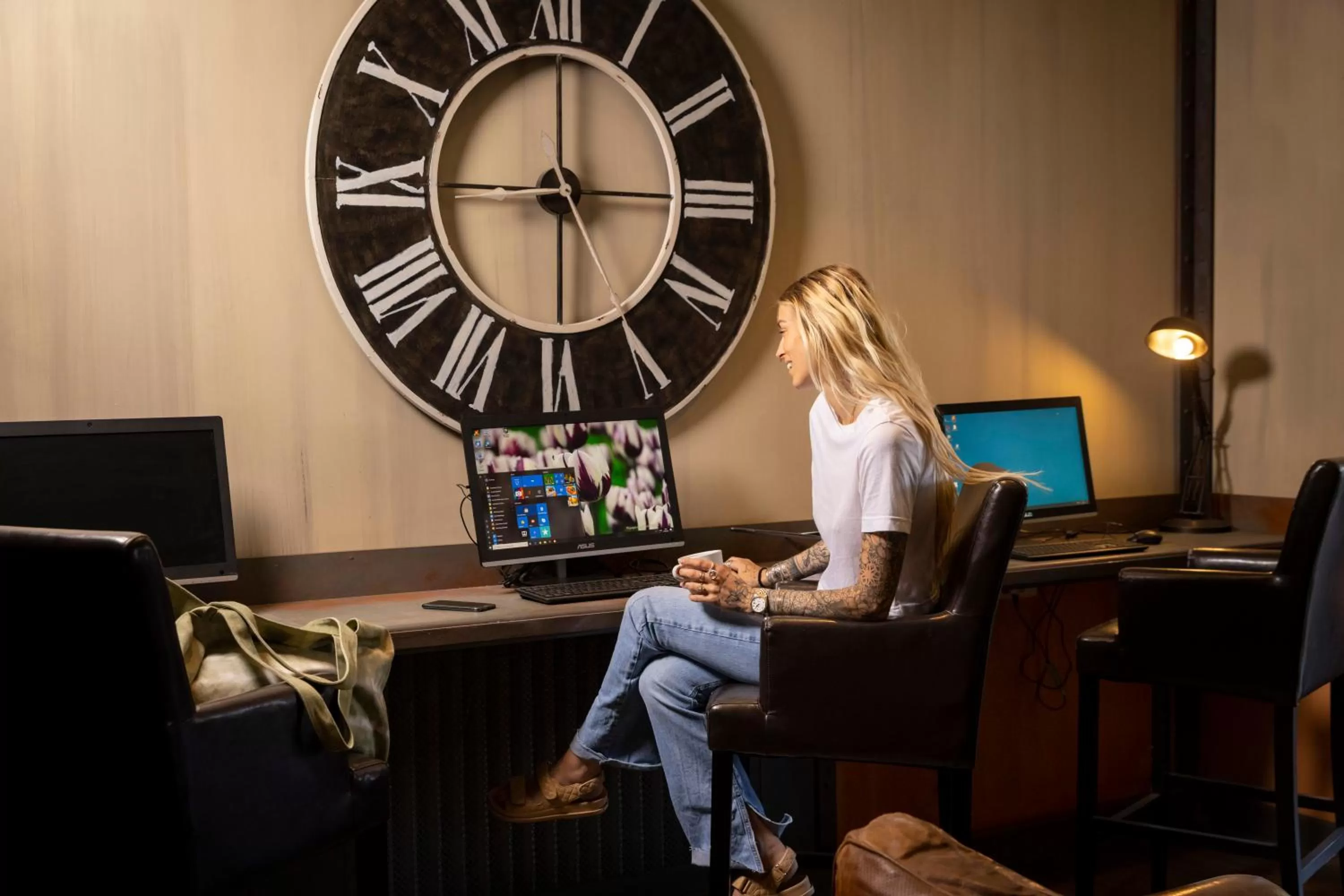 Lounge or bar in Best Western Hôtel des Orangers Cannes