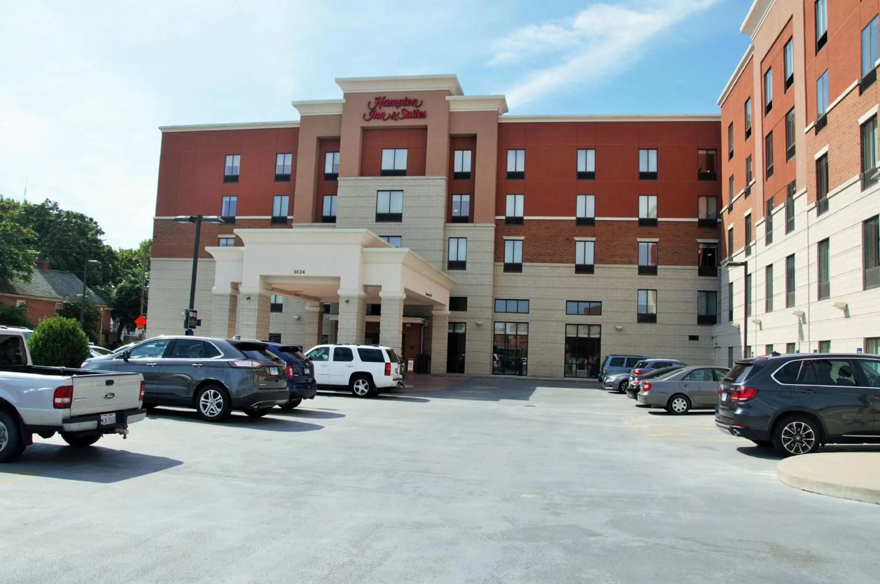 Property building in Hampton Inn & Suites Cincinnati / Uptown - University Area