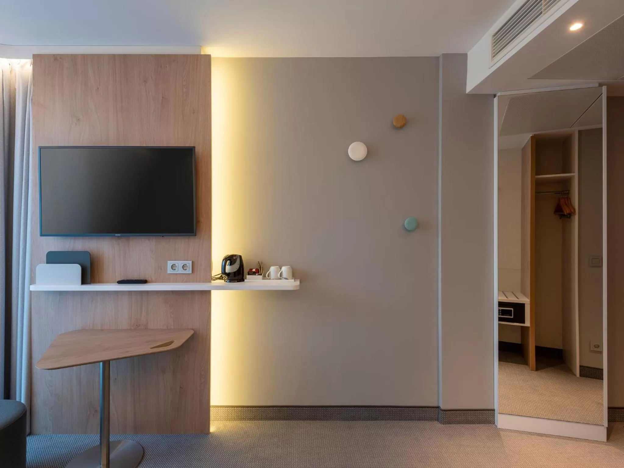 TV and multimedia in Holiday Inn Express - Offenbach by IHG
