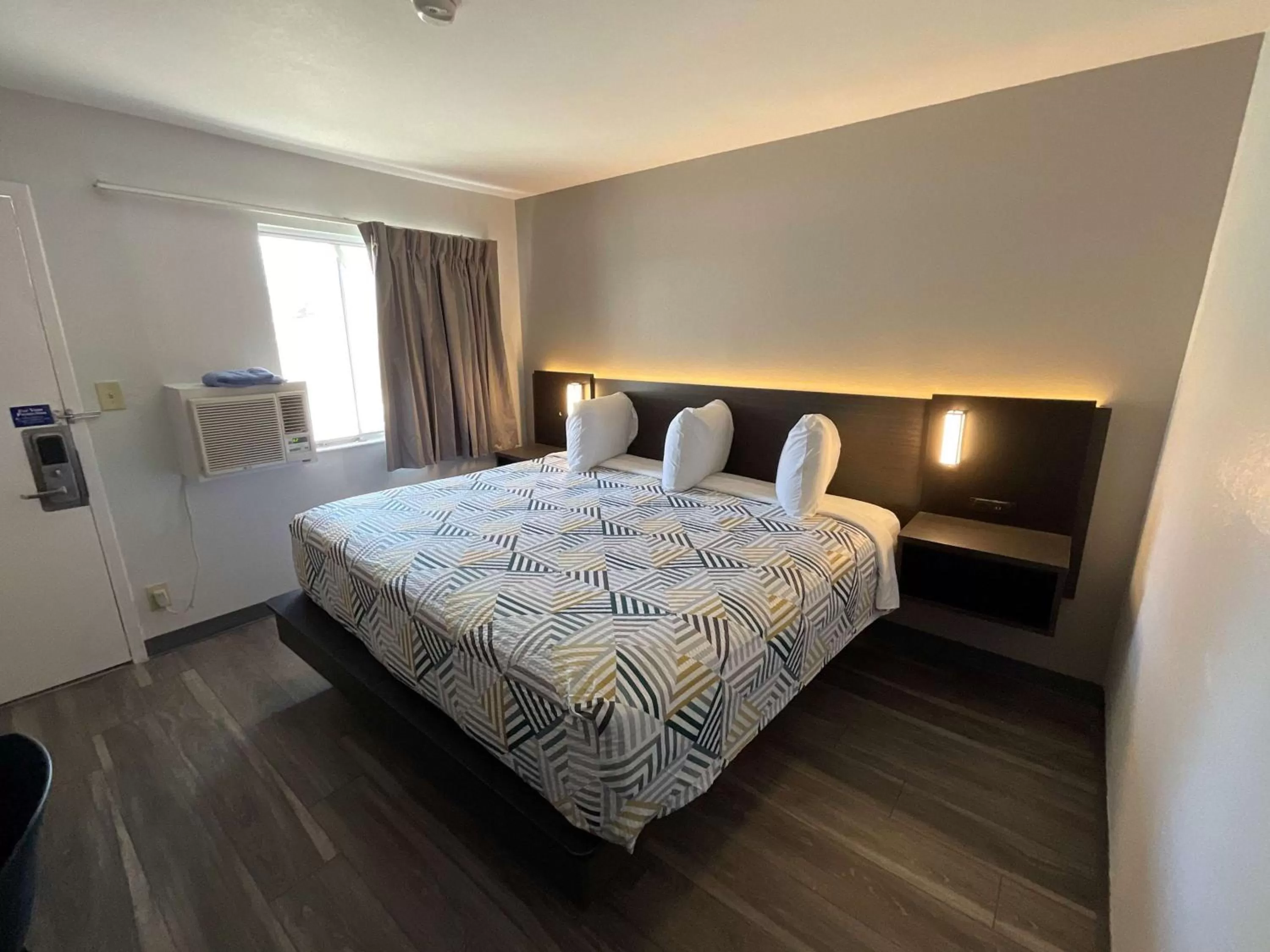 Bedroom, Bed in Motel 6-Ely, NV