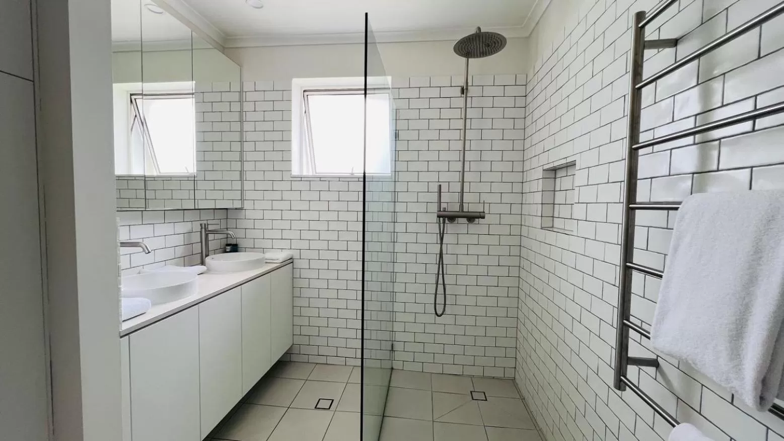 Shower in Goldsborough Place Apartments