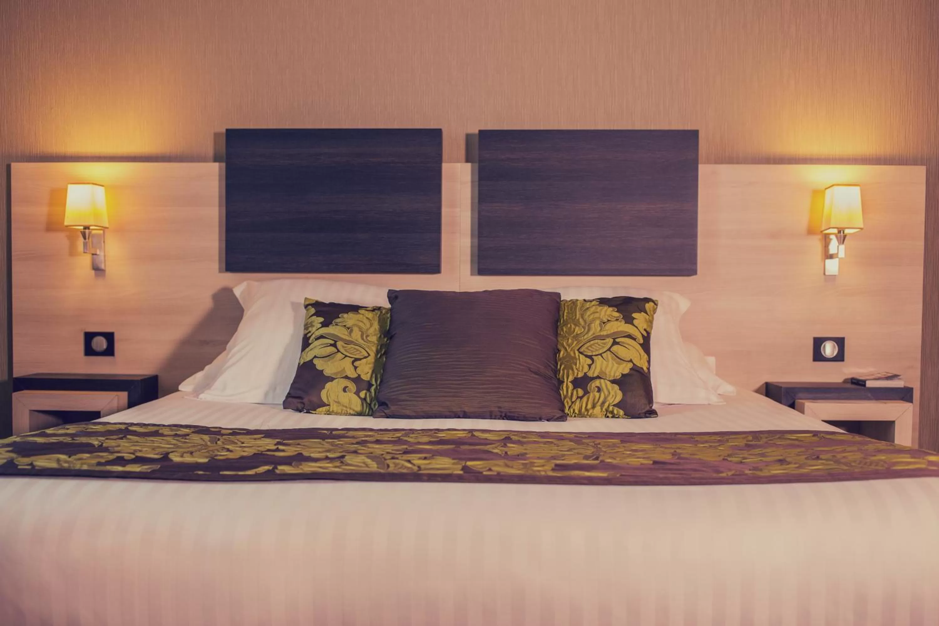 Photo of the whole room, Bed in Best Western Plus Richelieu