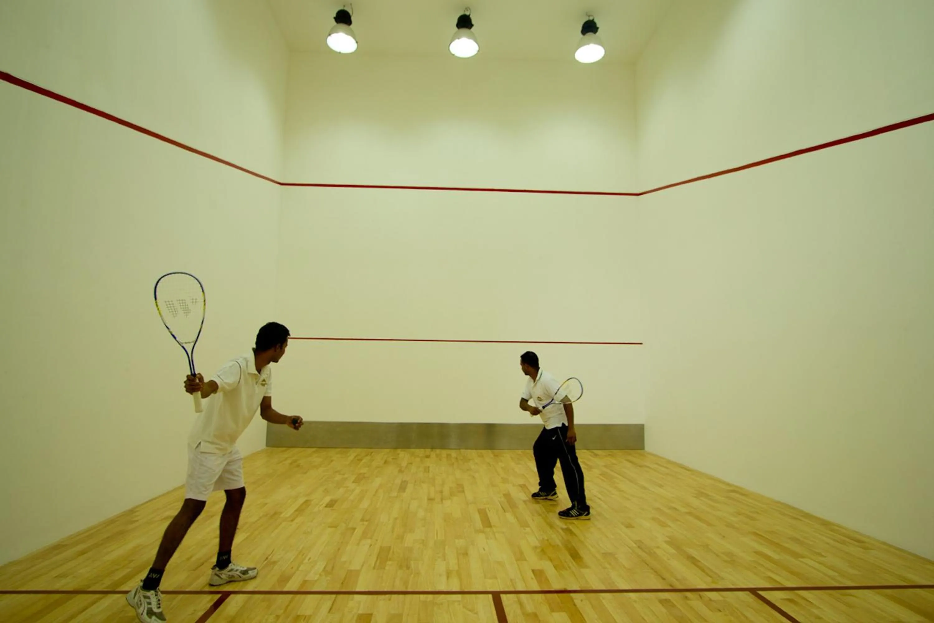 Tennis court in Randholee Resort & Spa