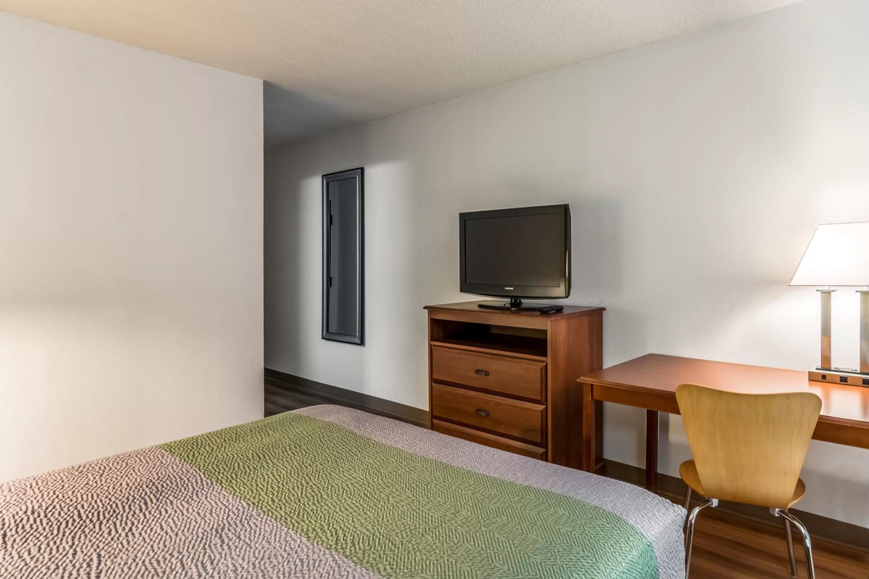 Bedroom, Bed in Motel 6-Petersburg, VA - Fort Lee