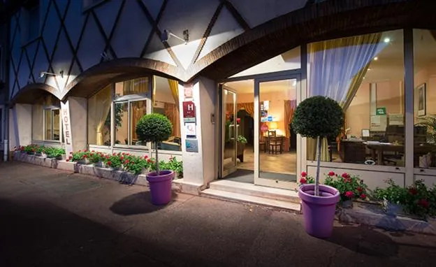 Facade/entrance in Anne De Beaujeu