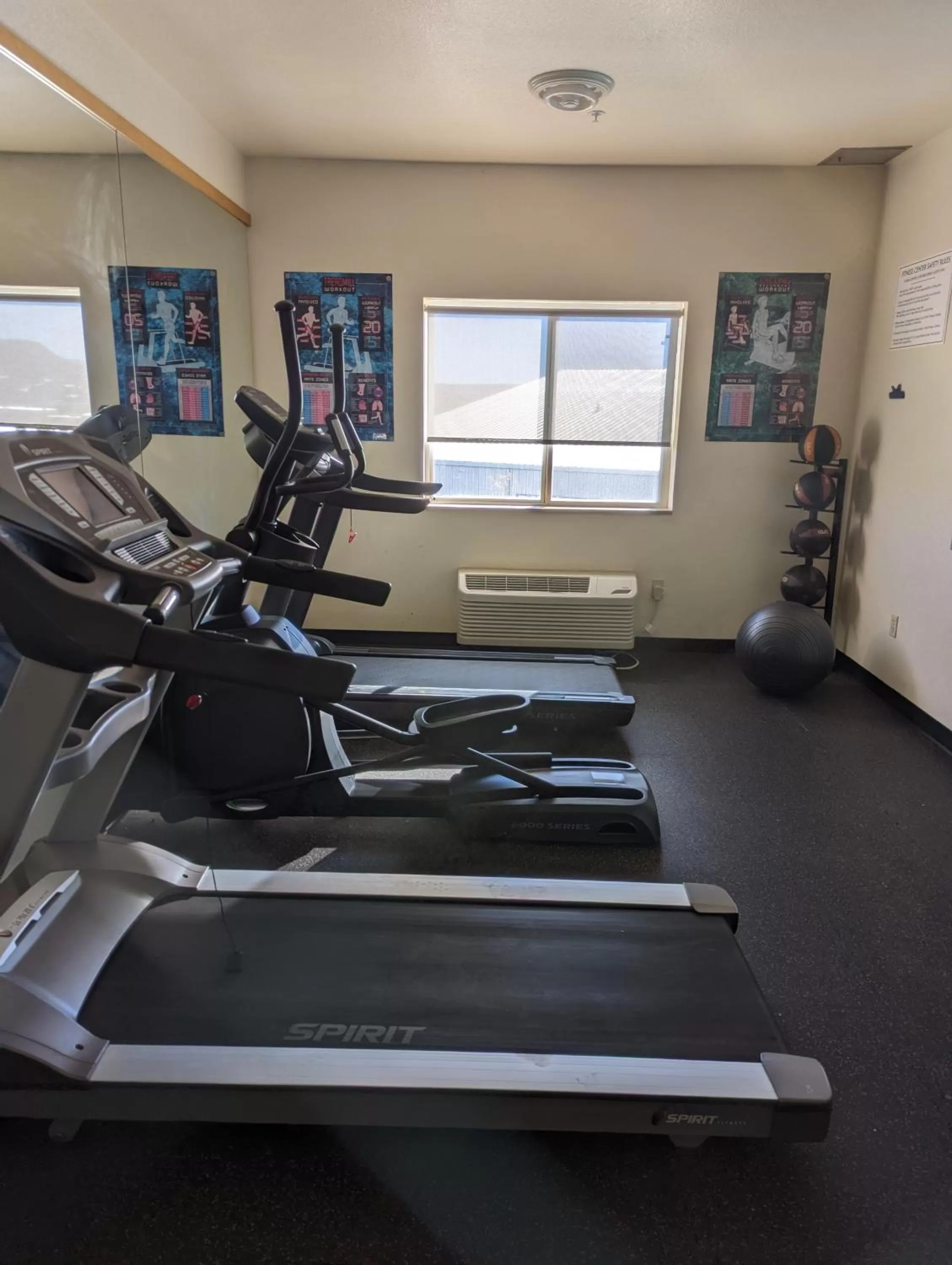 Fitness centre/facilities in Days Inn & Suites by Wyndham Castle Rock