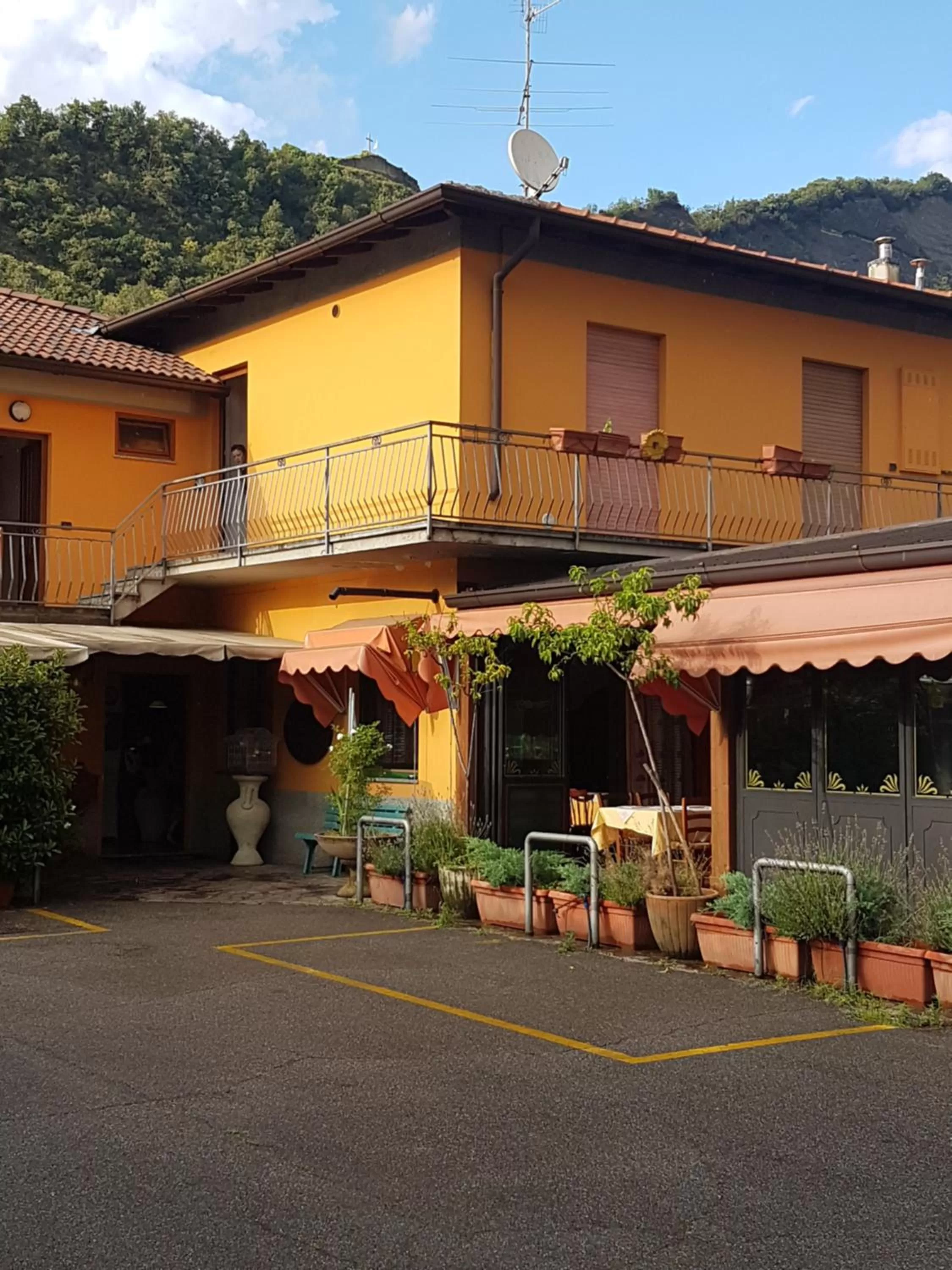 Facade/entrance, Property Building in Macloud pub B&B