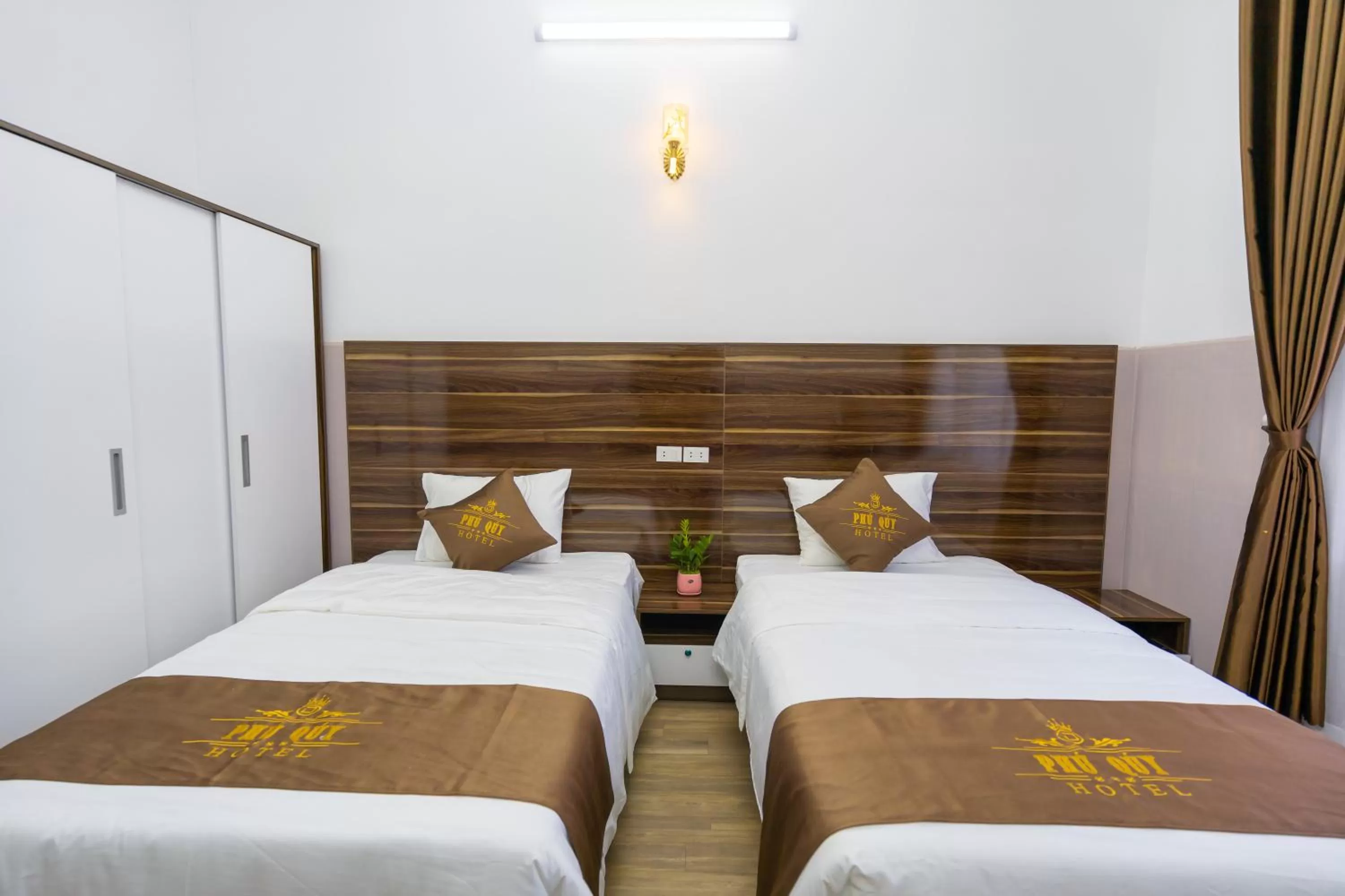 PHÚ QUÝ HOTEL near ĐÔNG KINH MARKET