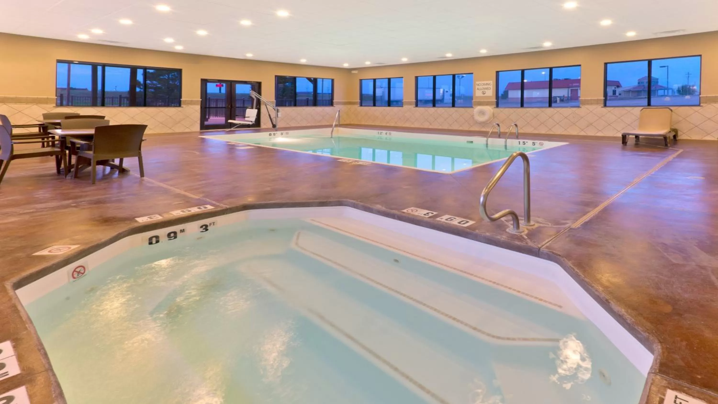 Swimming pool in Holiday Inn Express Hotel & Suites Colby by IHG