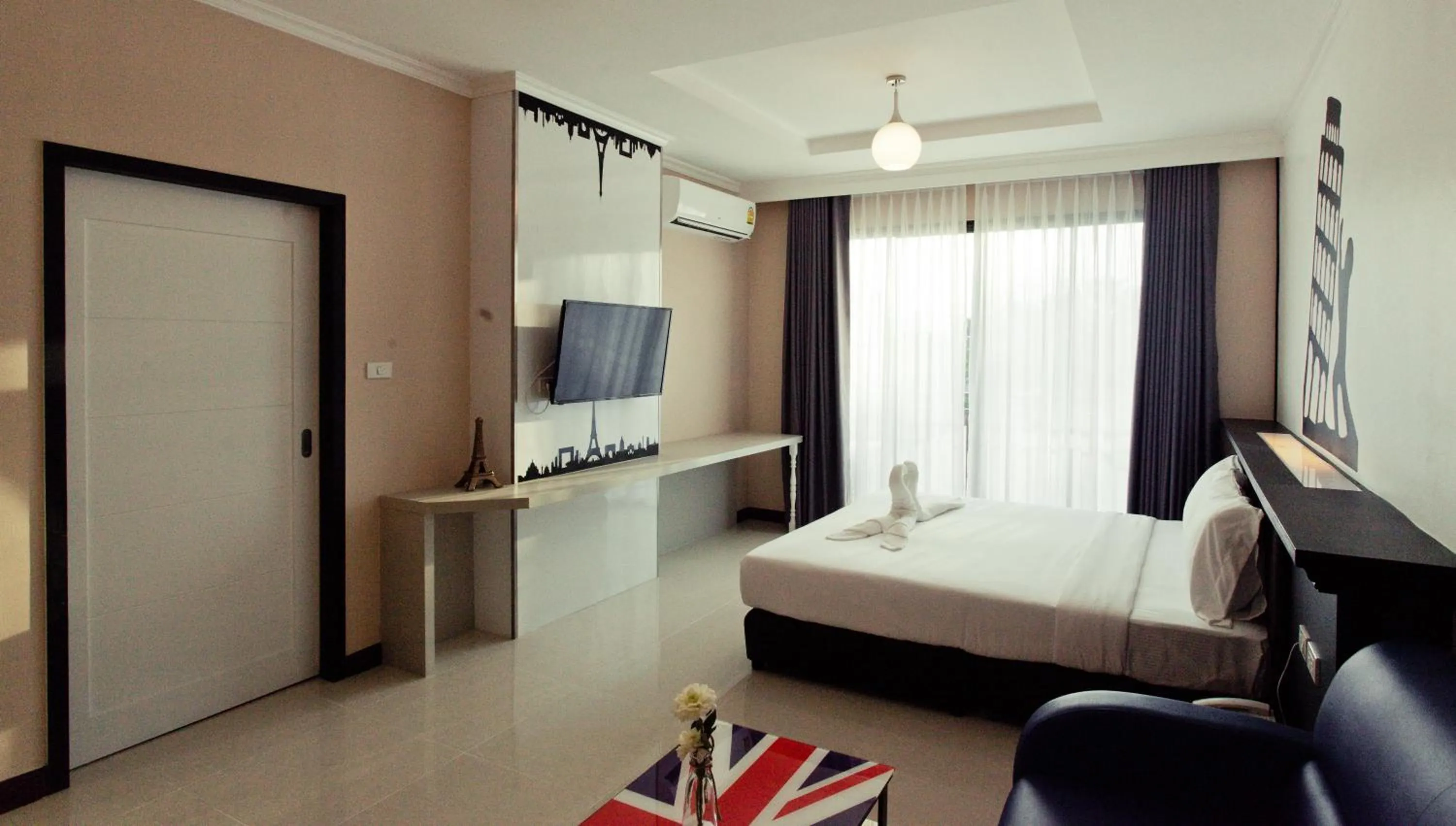 Photo of the whole room, Bed in The Proud Hotel