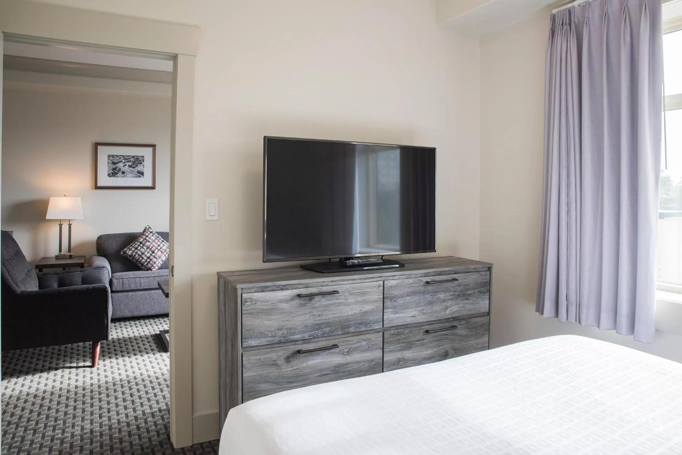 TV and multimedia, Bed in Chateau Nova Yellowknife