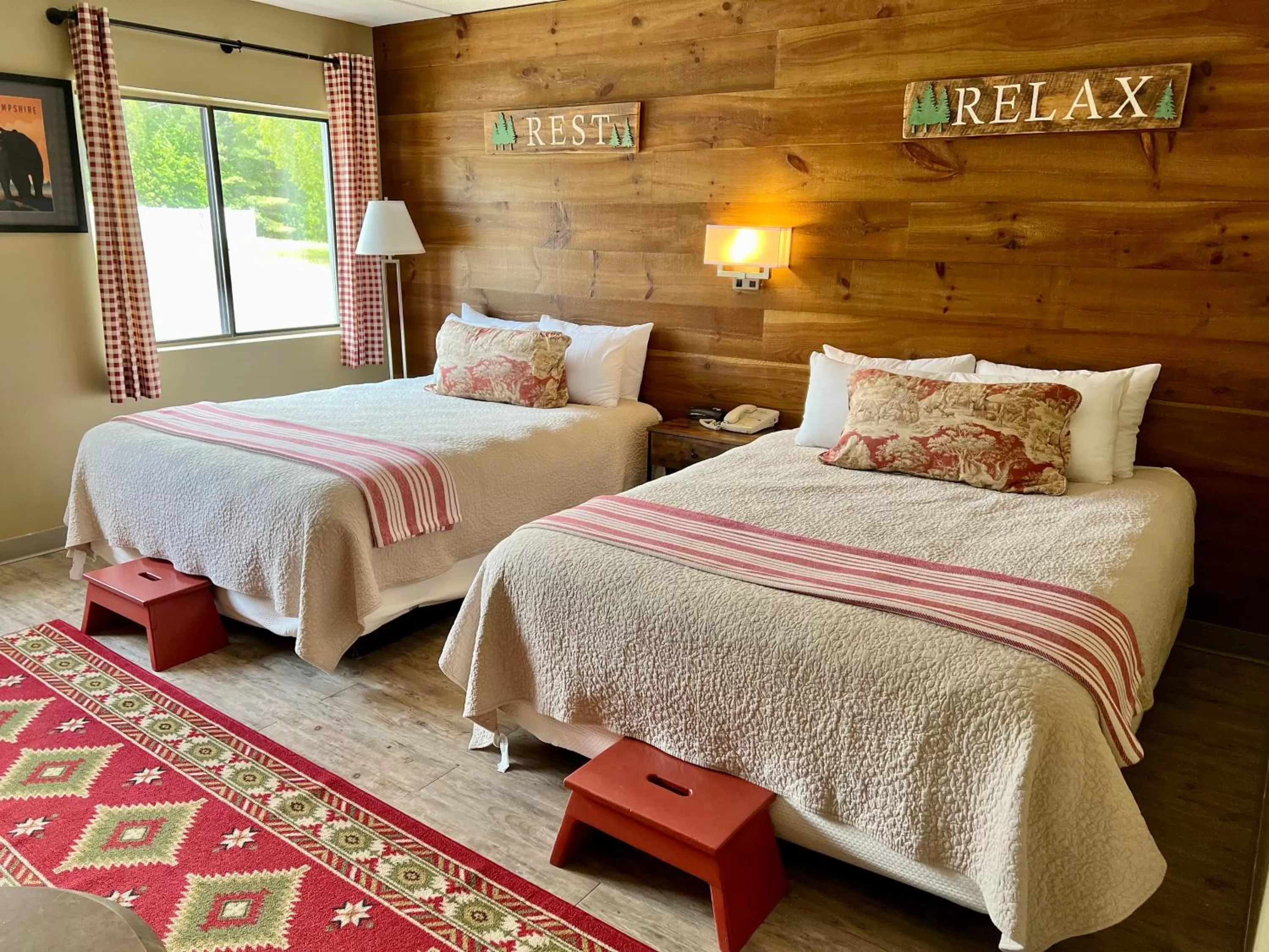 Bed in The Common Man Inn, Spa & Lodge