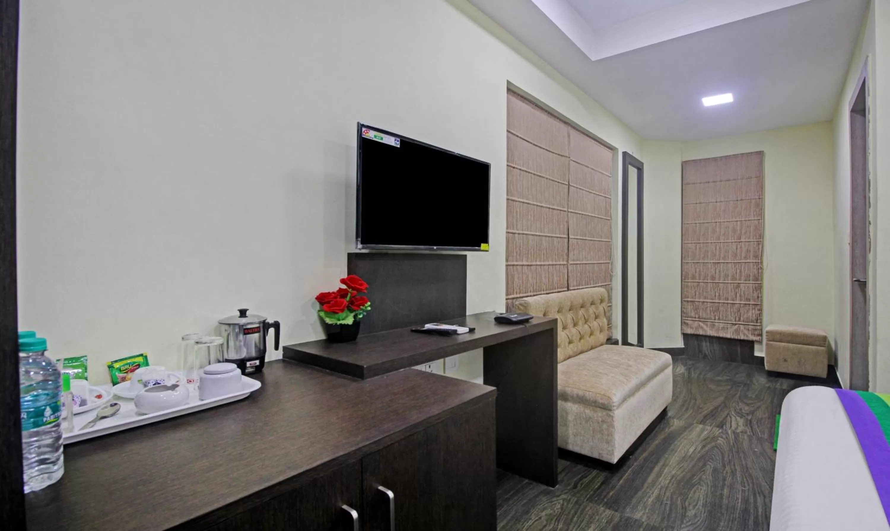 TV and multimedia in Itsy Hotels Reotel Near Rabindra Sarobar