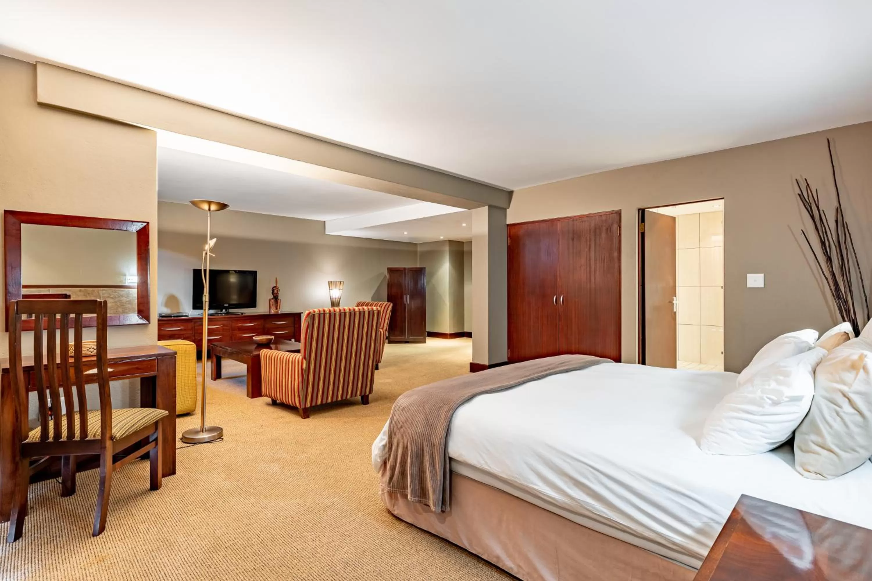 Bed in African Sky Hotels - Pine Lake Inn