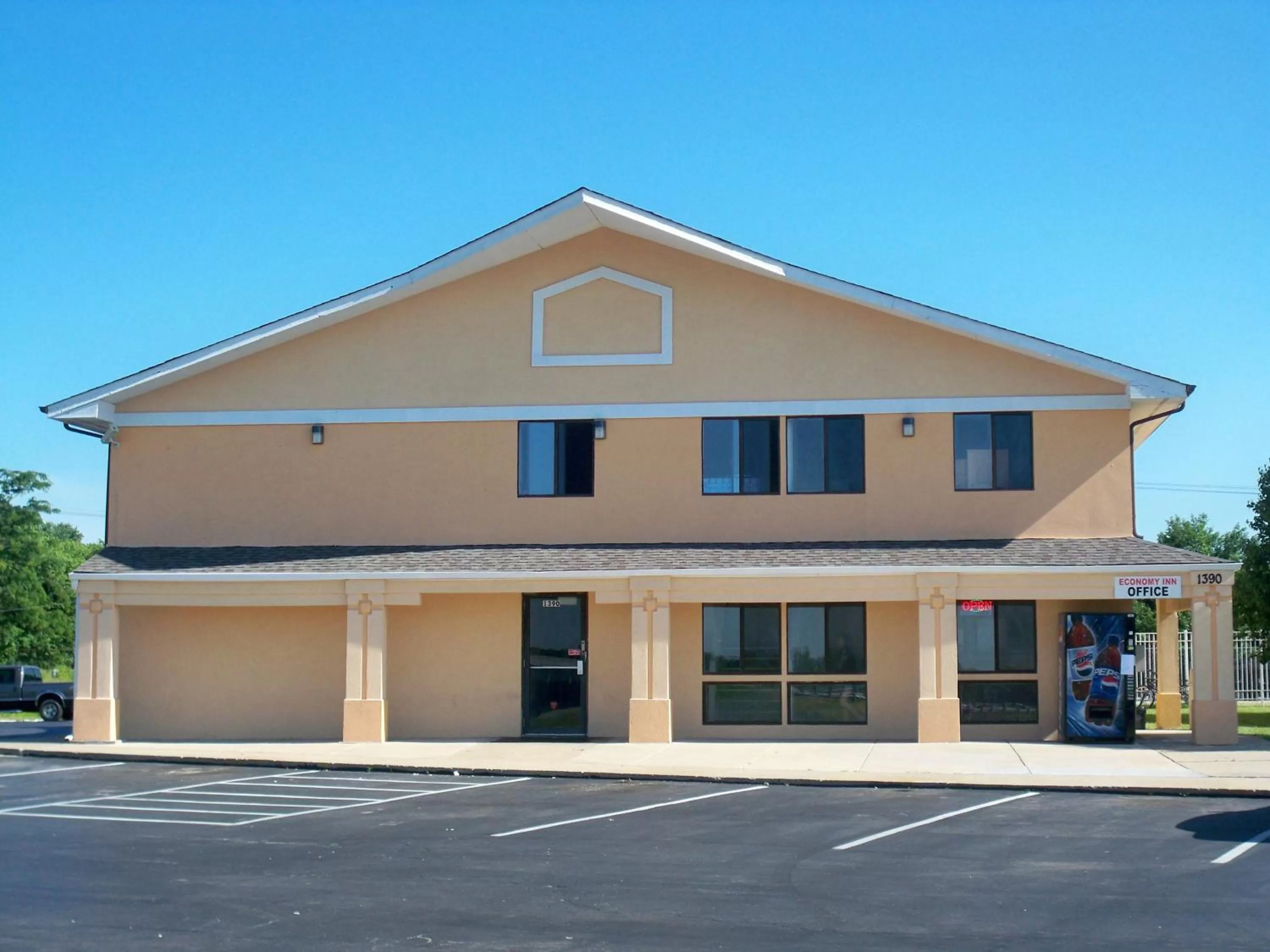 Facade/entrance in Economy Inn Wentzville