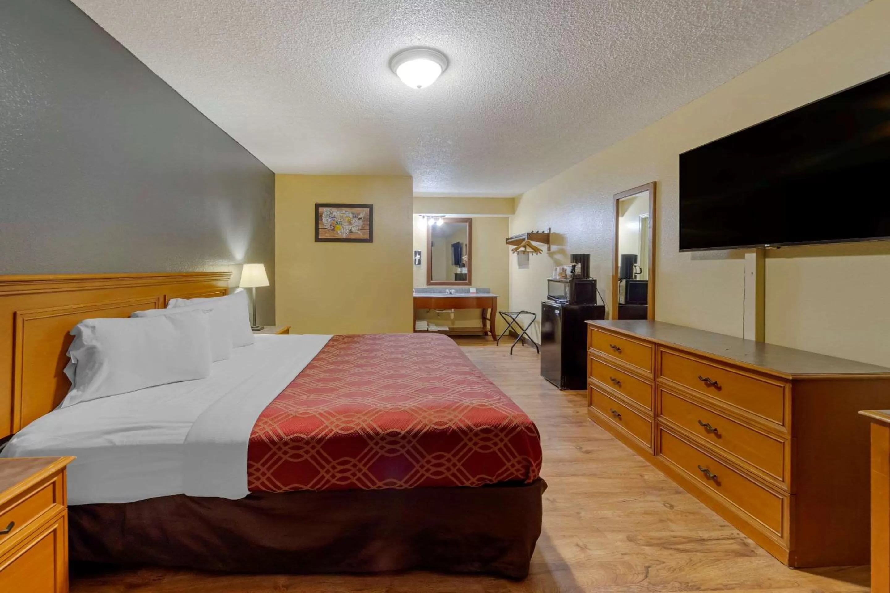 Photo of the whole room, Bed in Econo Lodge