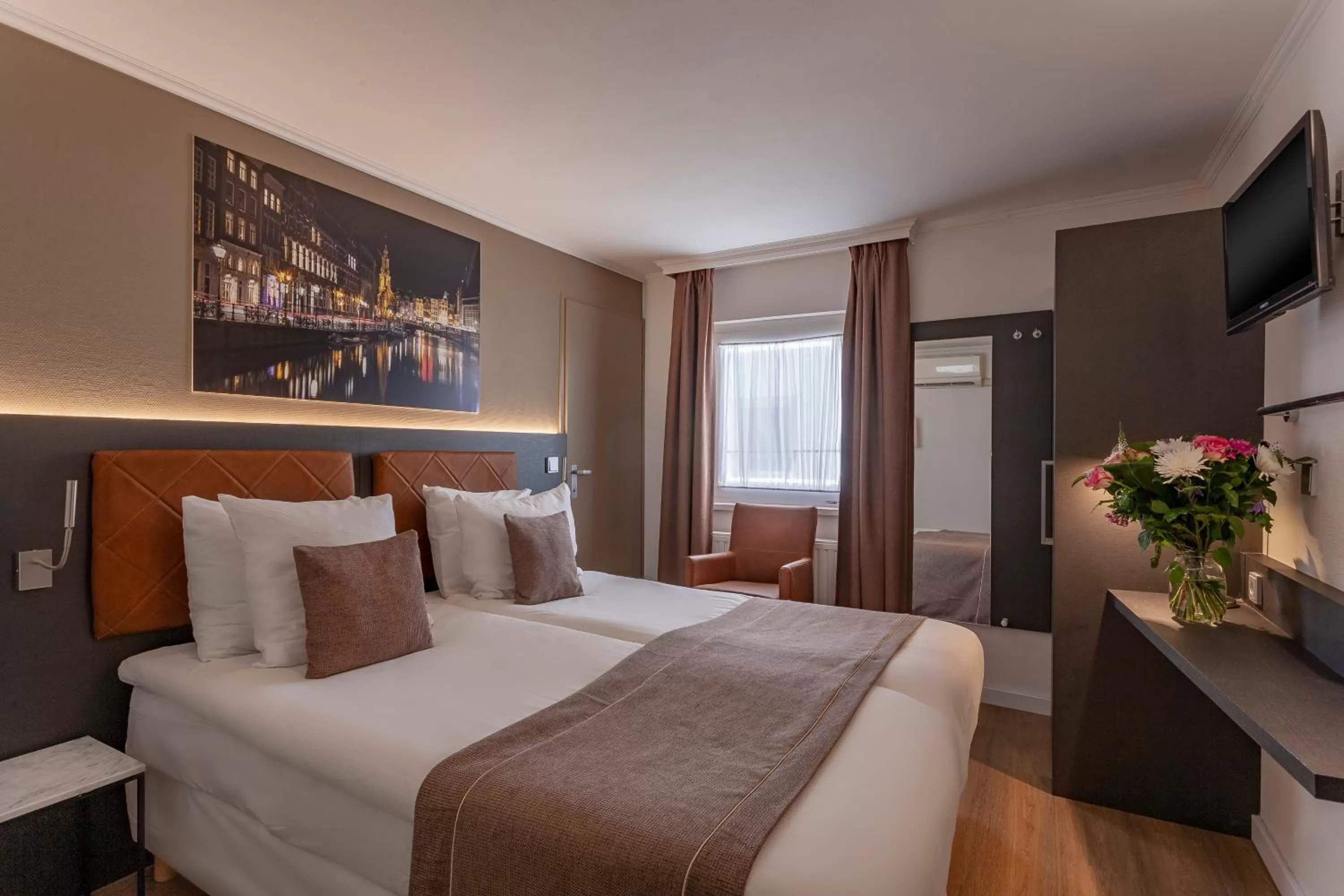 Photo of the whole room, Bed in Avenue Hotel