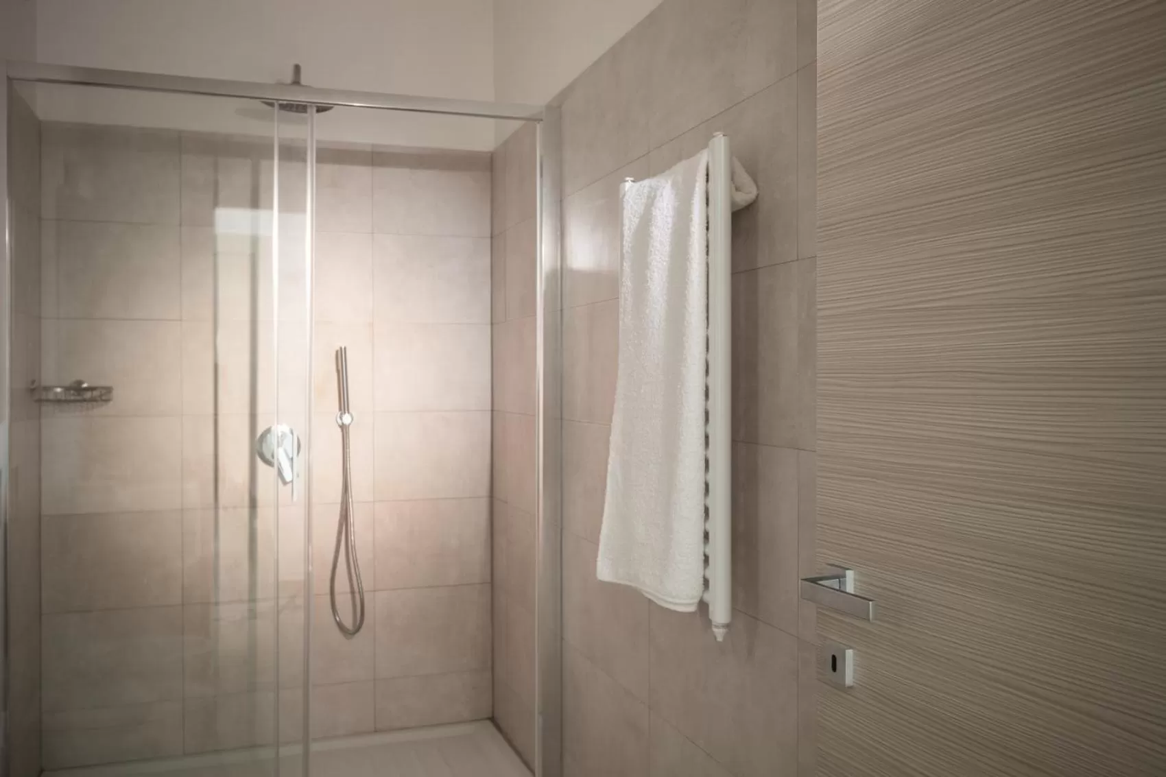 Shower in Ajana Rooms by Accomodo