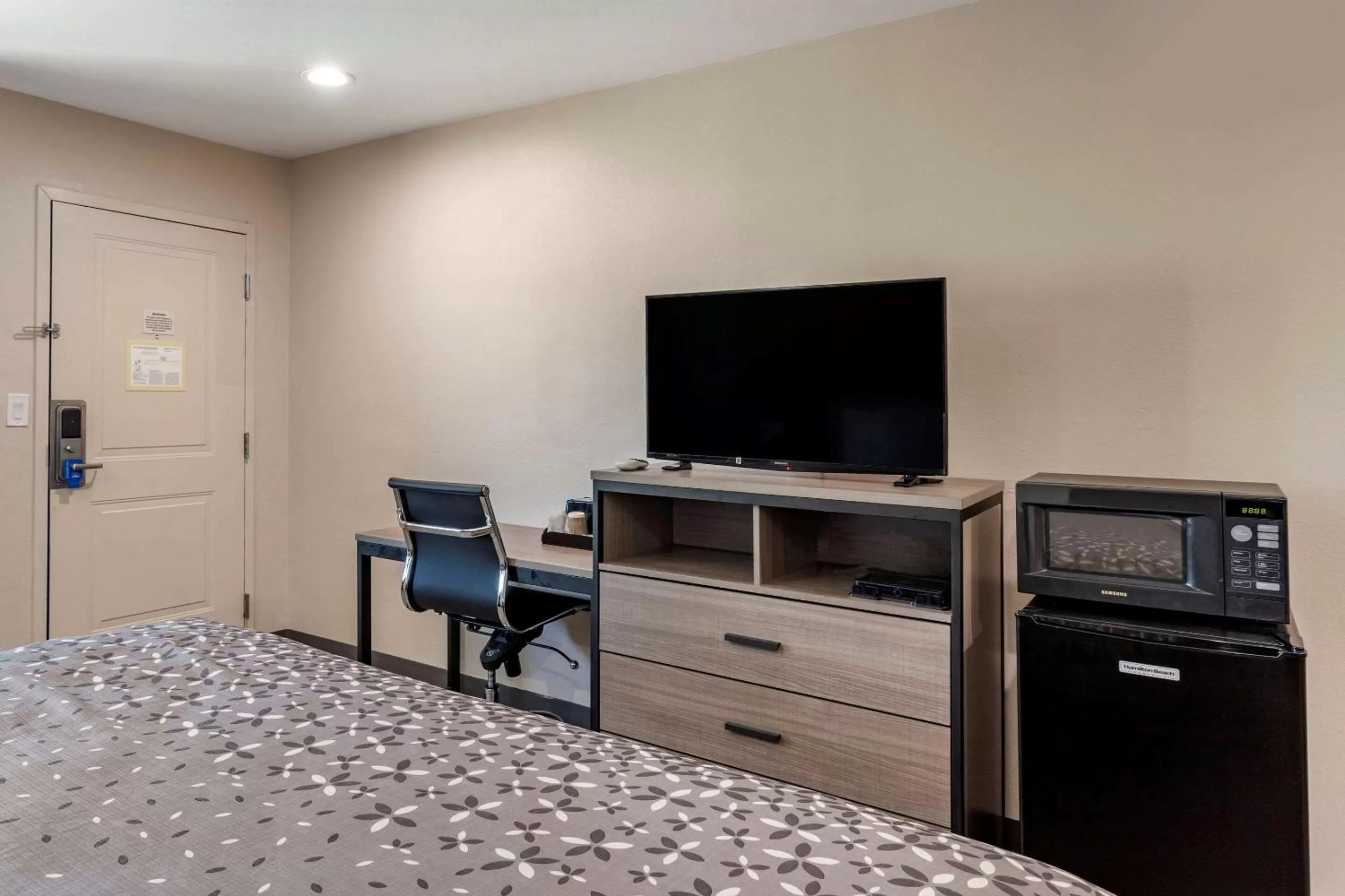 Photo of the whole room in Rodeway Inn