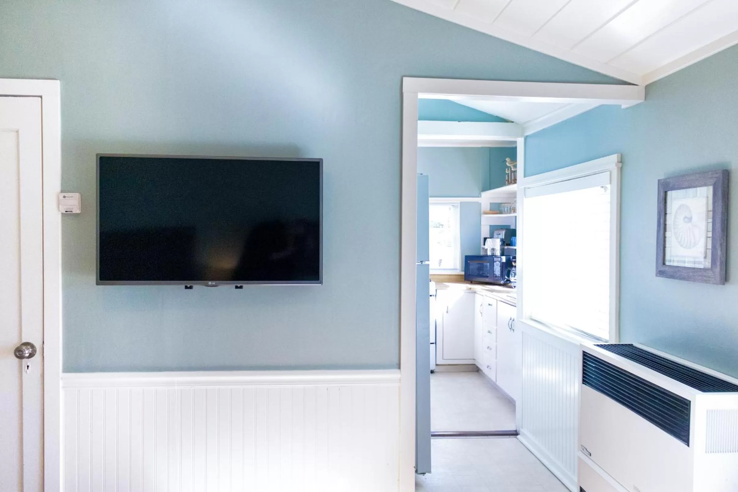 TV and multimedia in Ocean Echo Inn & Beach Cottages