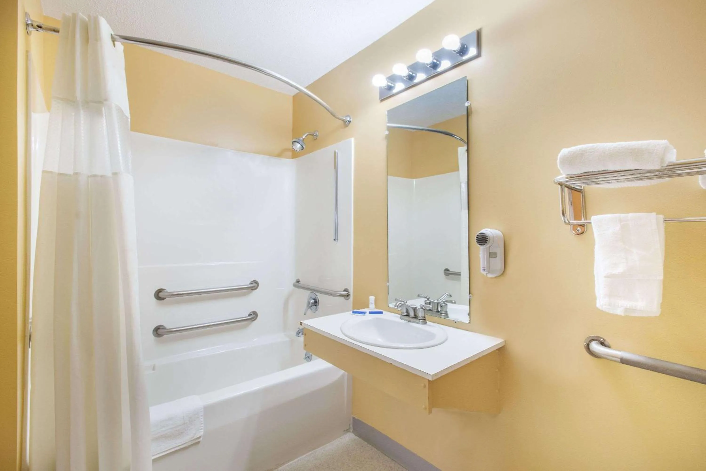 Photo of the whole room in Knights Inn Hadley