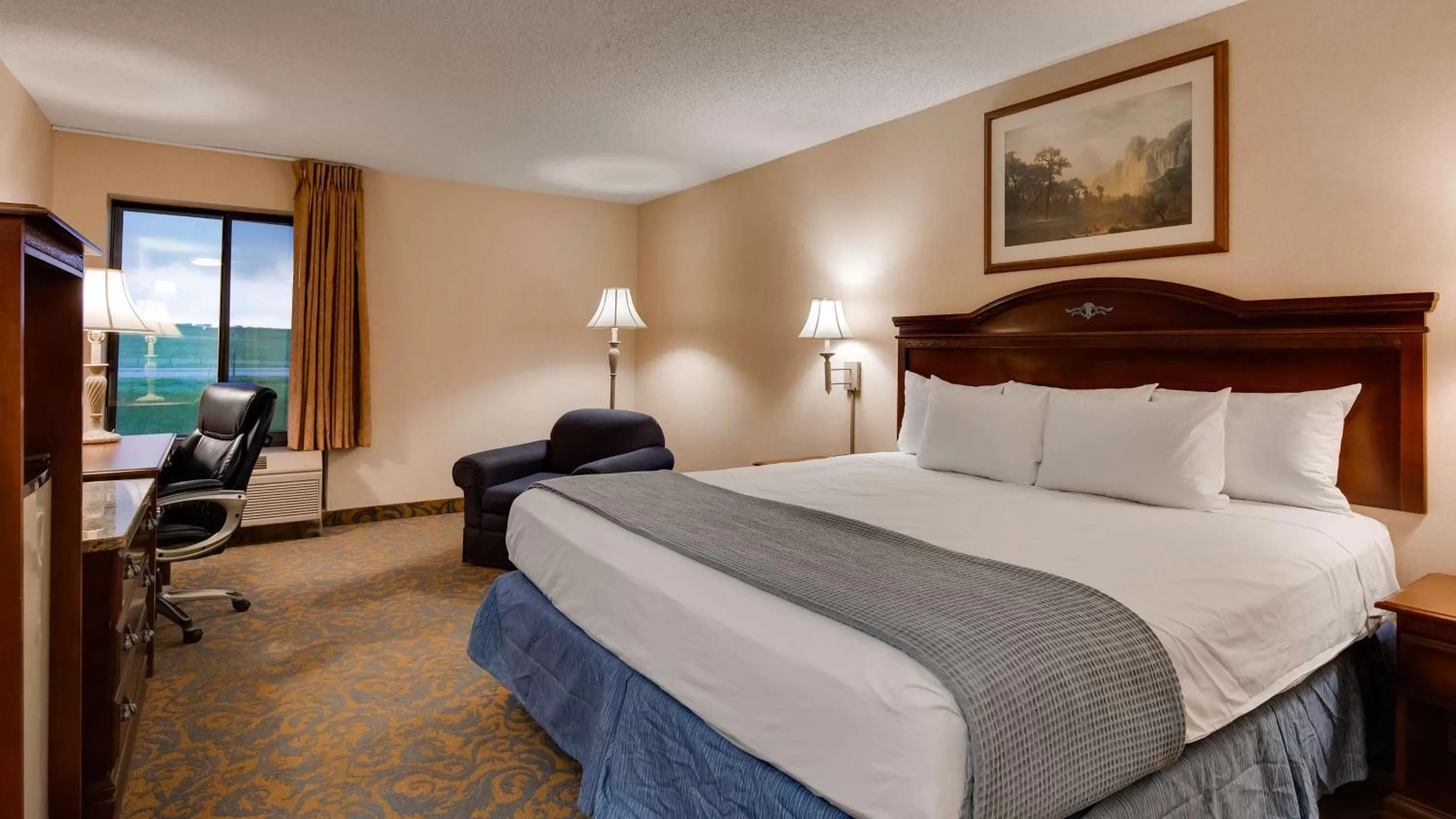 Photo of the whole room, Bed in SureStay Plus Hotel by Best Western Cheyenne