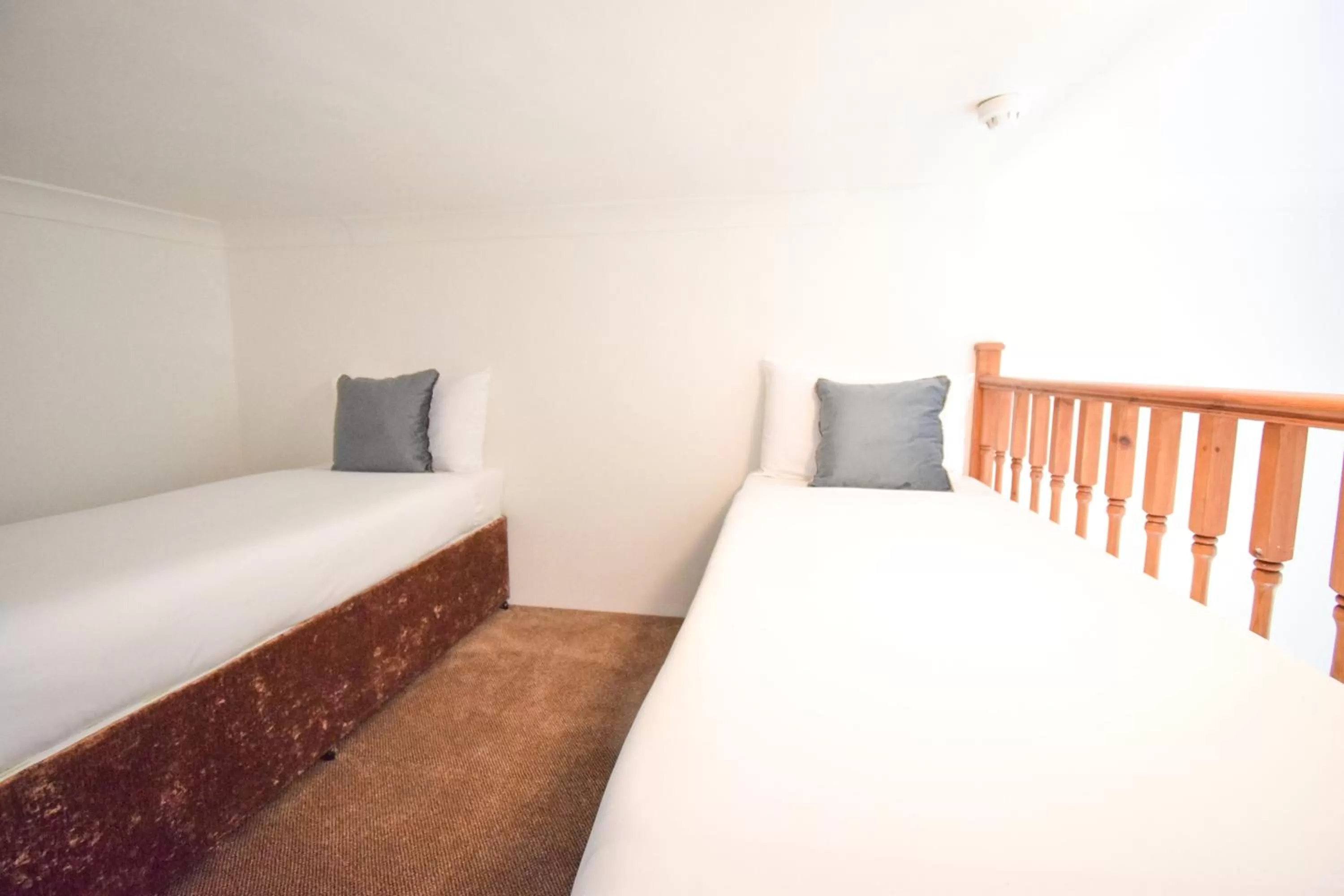 Bed in Pembridge Palace Hotel