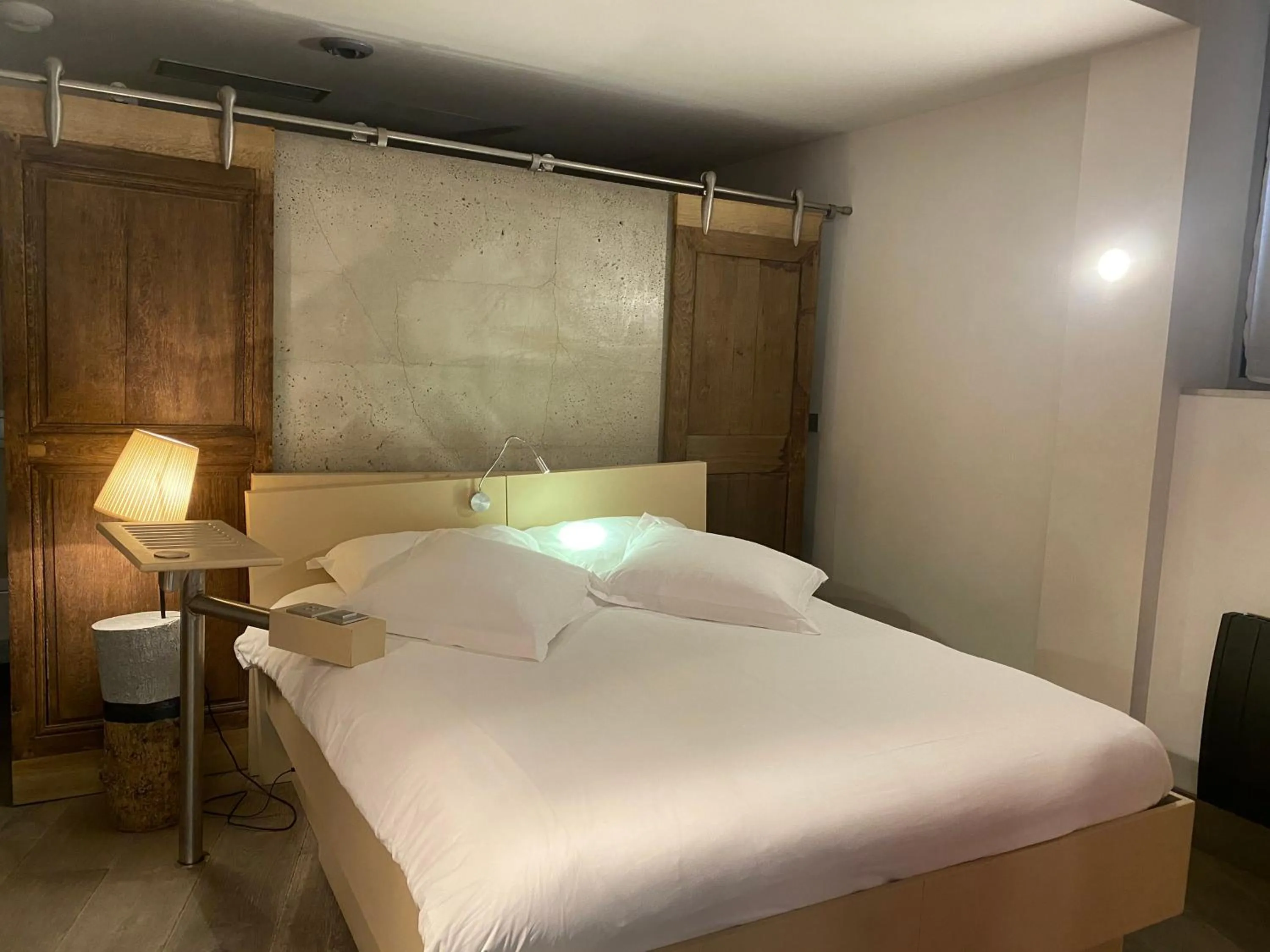 Bed in Hôtel Le Dormeur du Val